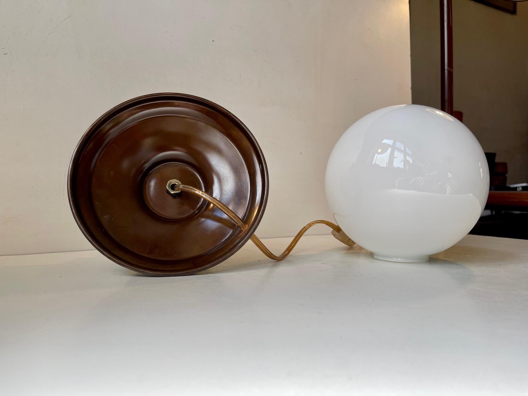 Milieu du XXe siècle Lampe de bureau scandinave Art déco en bronze vert et verre opalin en vente