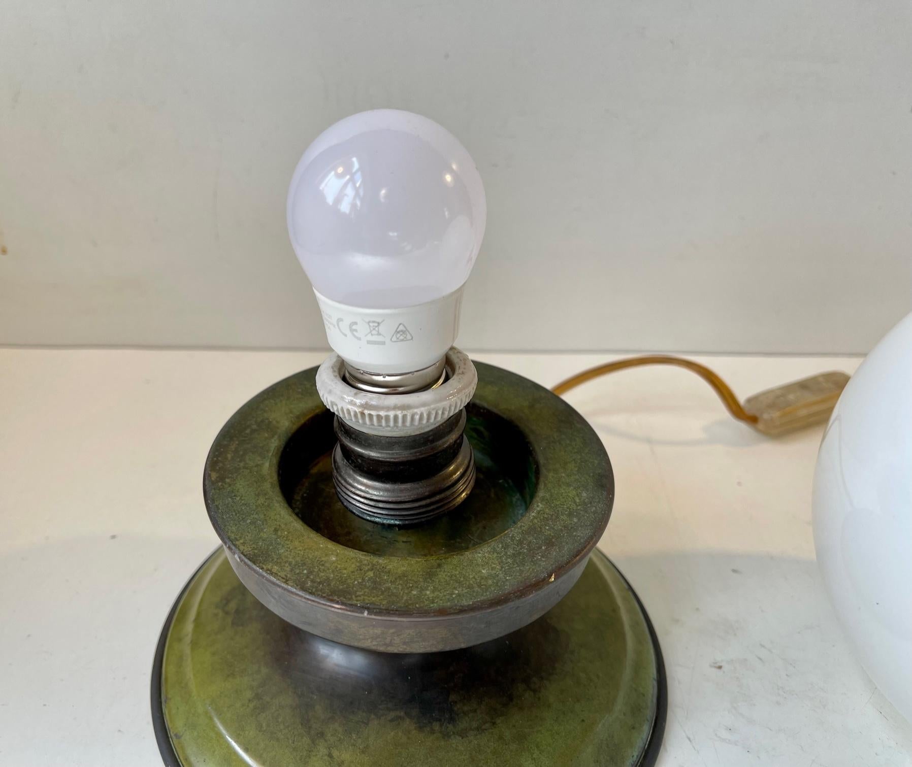 Bronze Lampe de bureau scandinave Art déco en bronze vert et verre opalin en vente