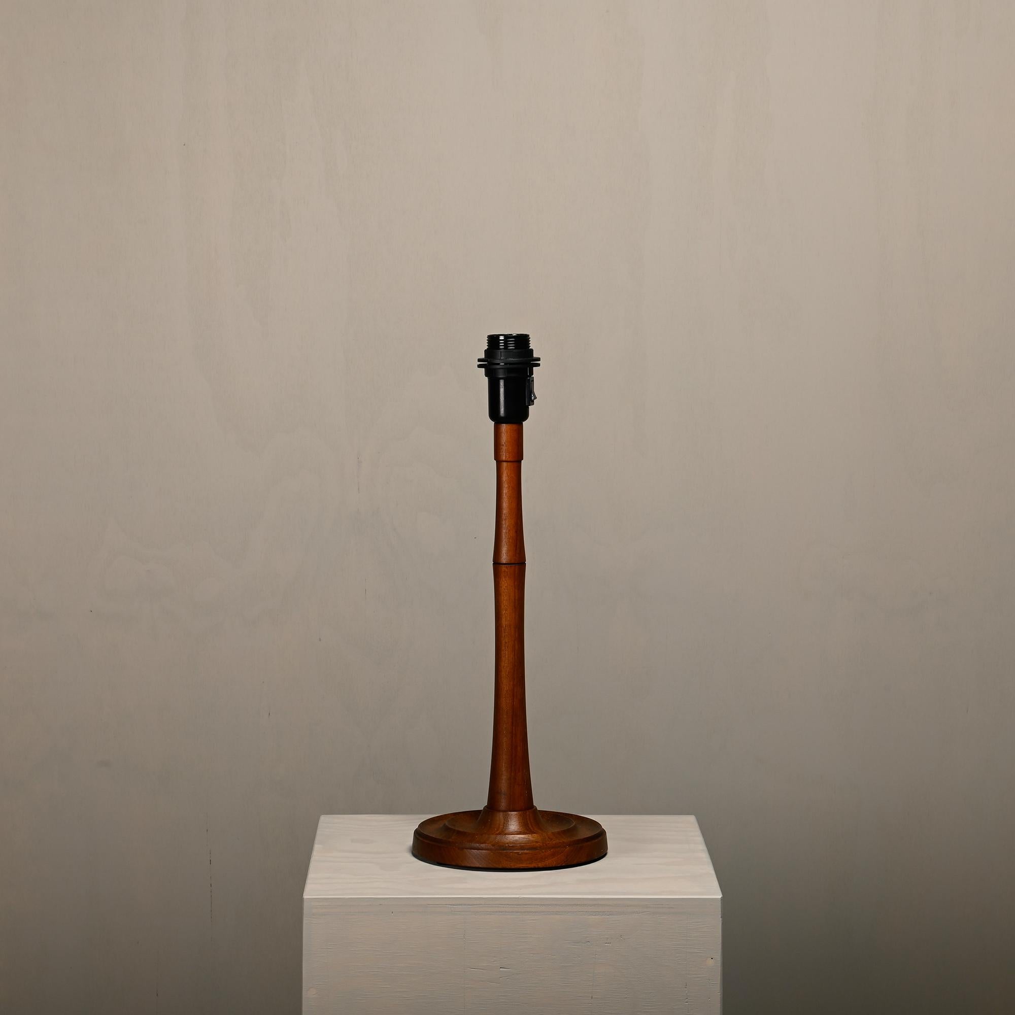 Scandinavian Art Deco Table Lamp in Teak, Denmark 1940s In Good Condition For Sale In Amsterdam, NL