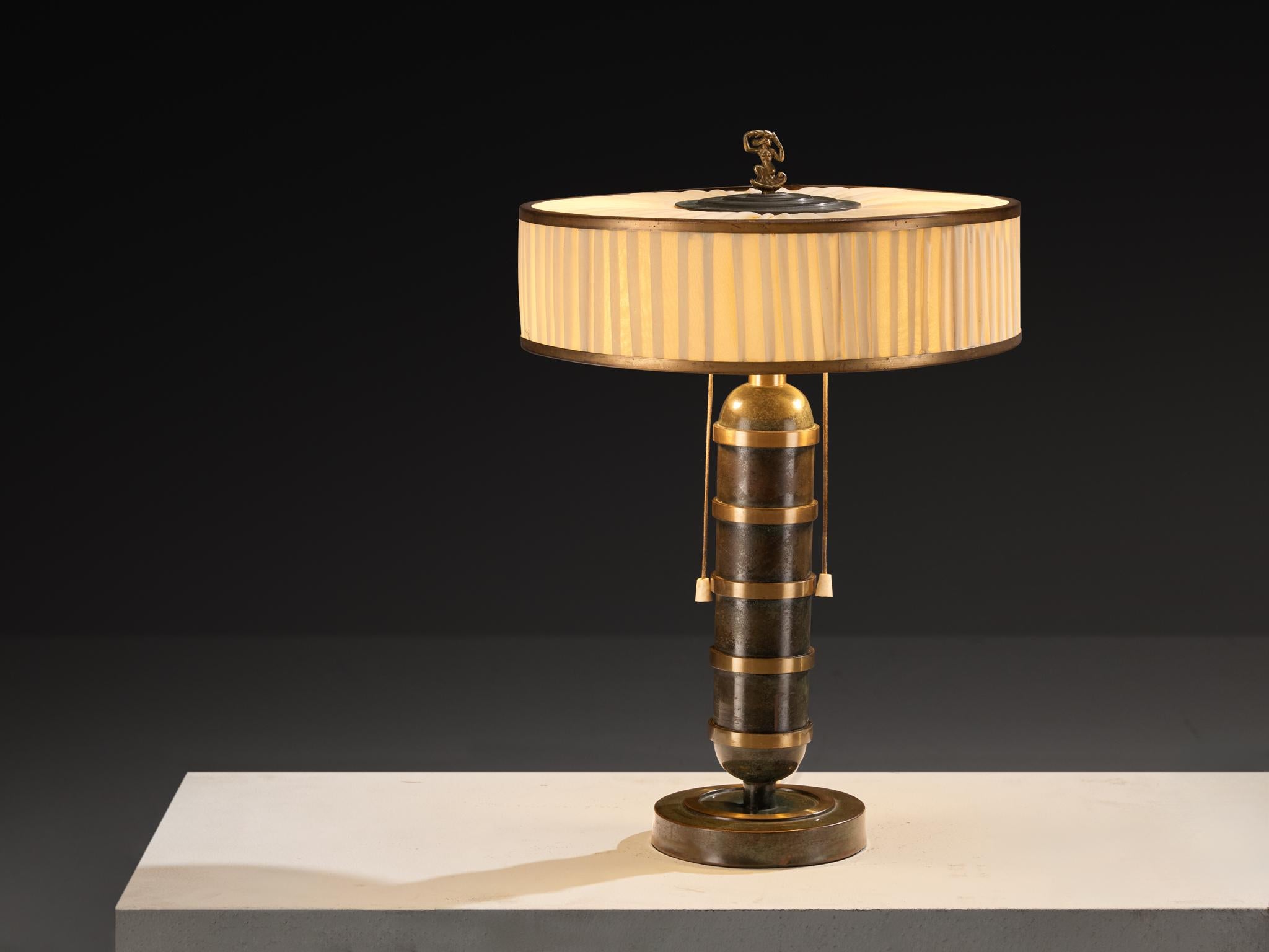 Lampe de table Art déco, laiton, tissu, laiton bronzé, Scandinavie, années 1930

Cette lampe de table exquise, fabriquée en Scandinavie dans les années 1930, est un exemple frappant du design raffiné de l'Art déco. Fabriquée en laiton et en laiton