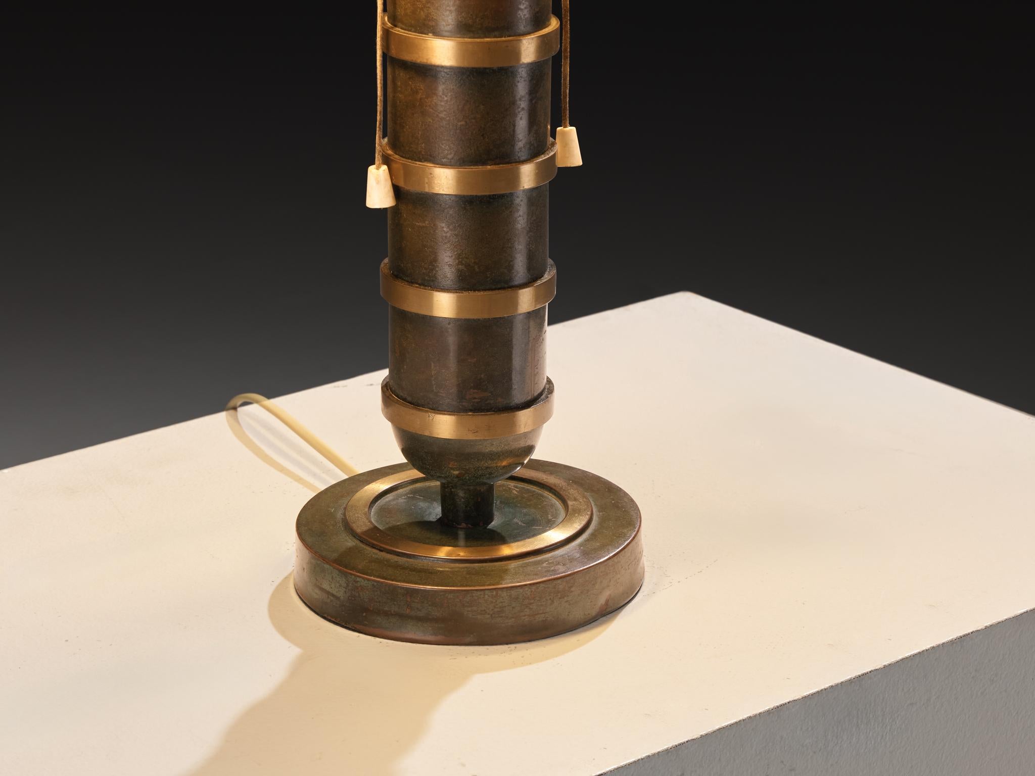 Laiton Lampe de table Art déco scandinave en laiton bronzé en vente