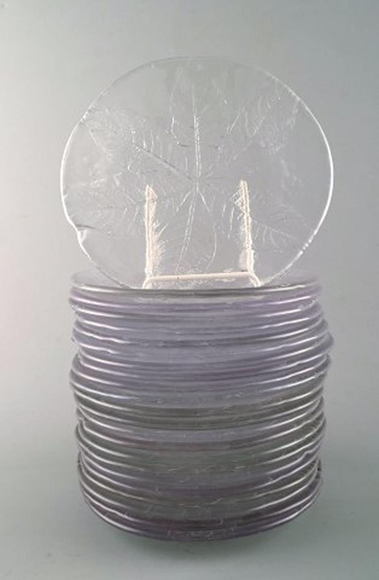 Verre d'art scandinave. 23 plats en verre soufflé à la bouche ornés de feuilles, années 1960.
En très bon état.
Mesures : 18 cm.