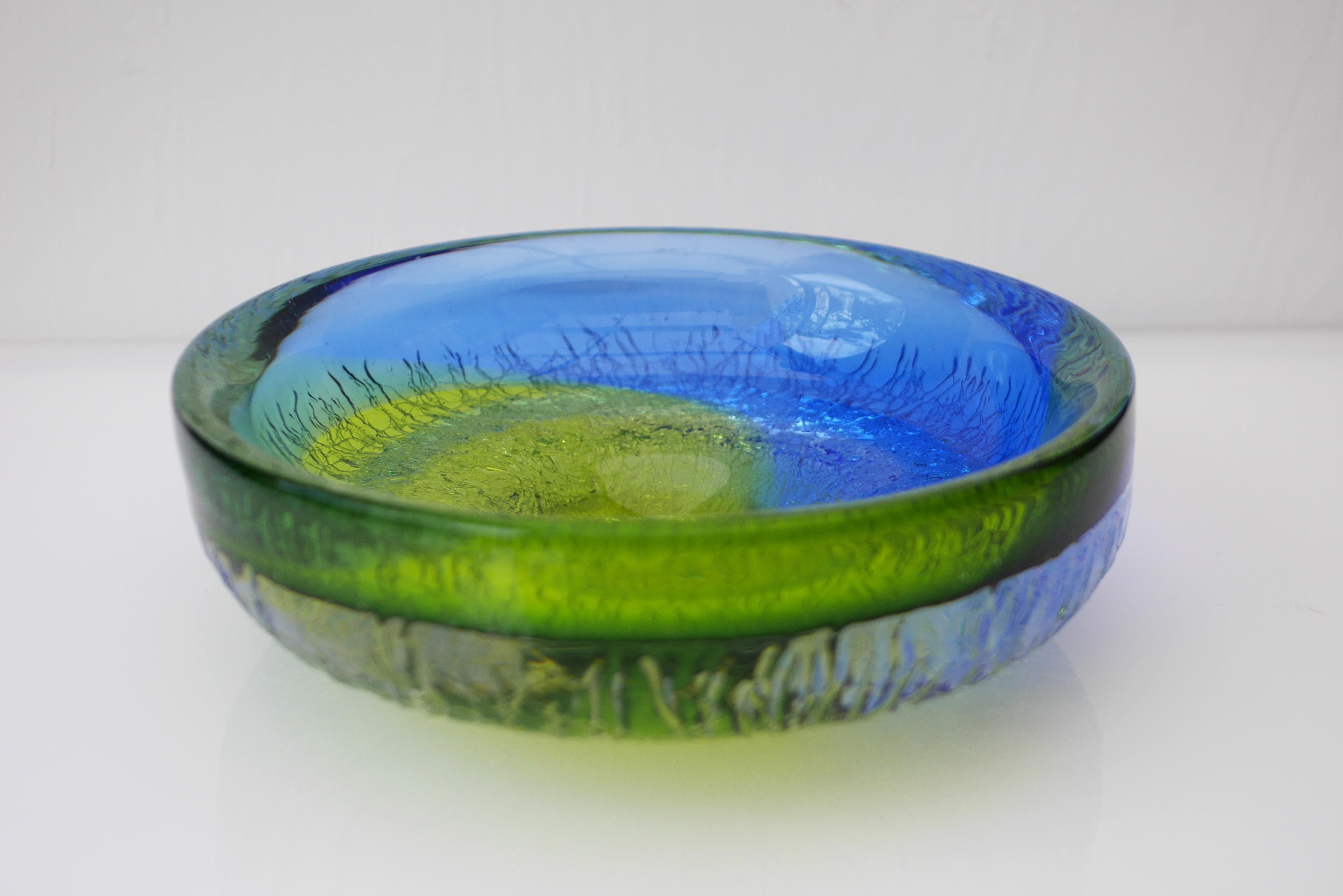 Scandinavian Art glass bowl with amazing colors by Göran Wärff Kosta, Sweden 3