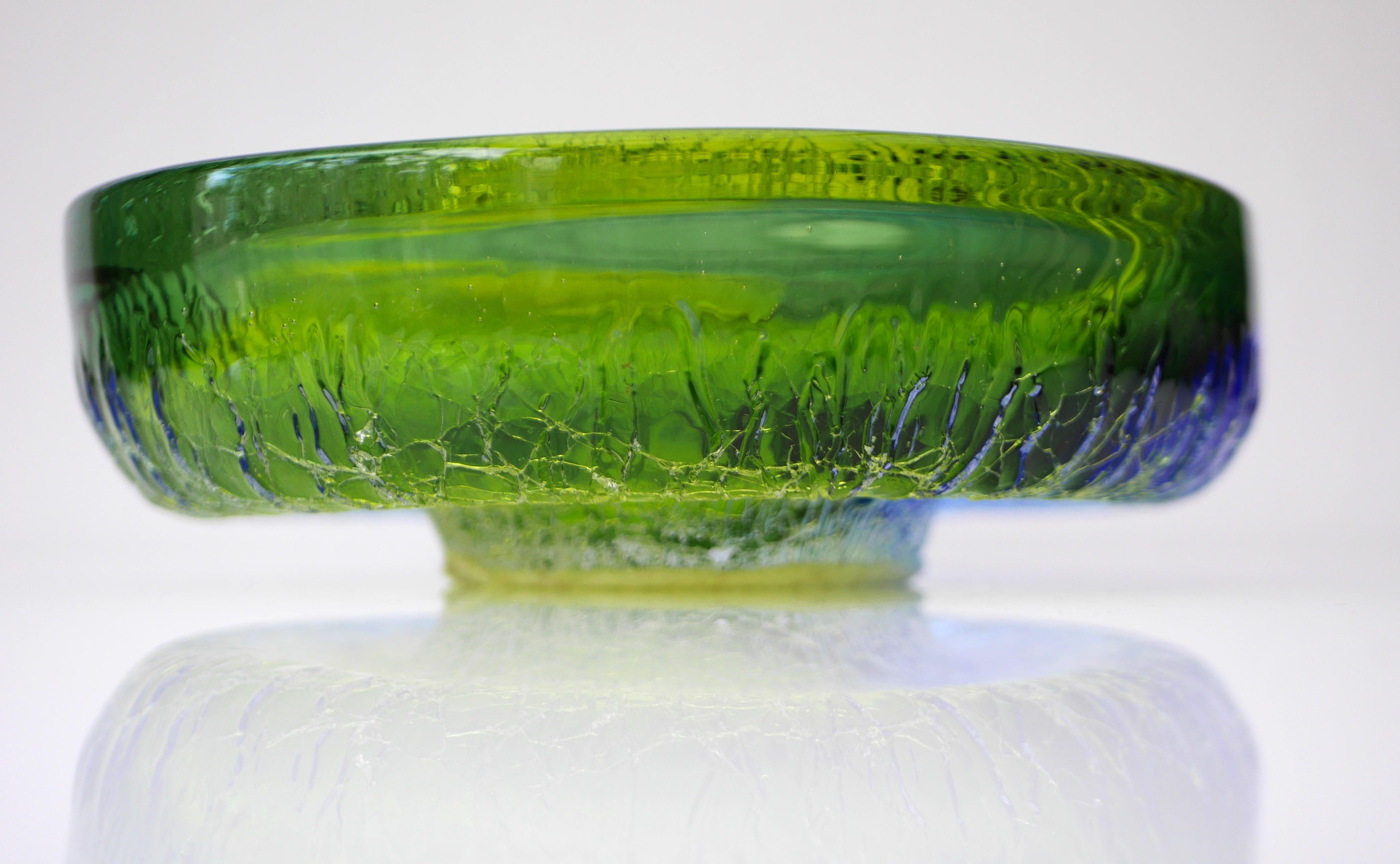 Scandinavian Art glass bowl with amazing colors by Göran Wärff Kosta, Sweden 4
