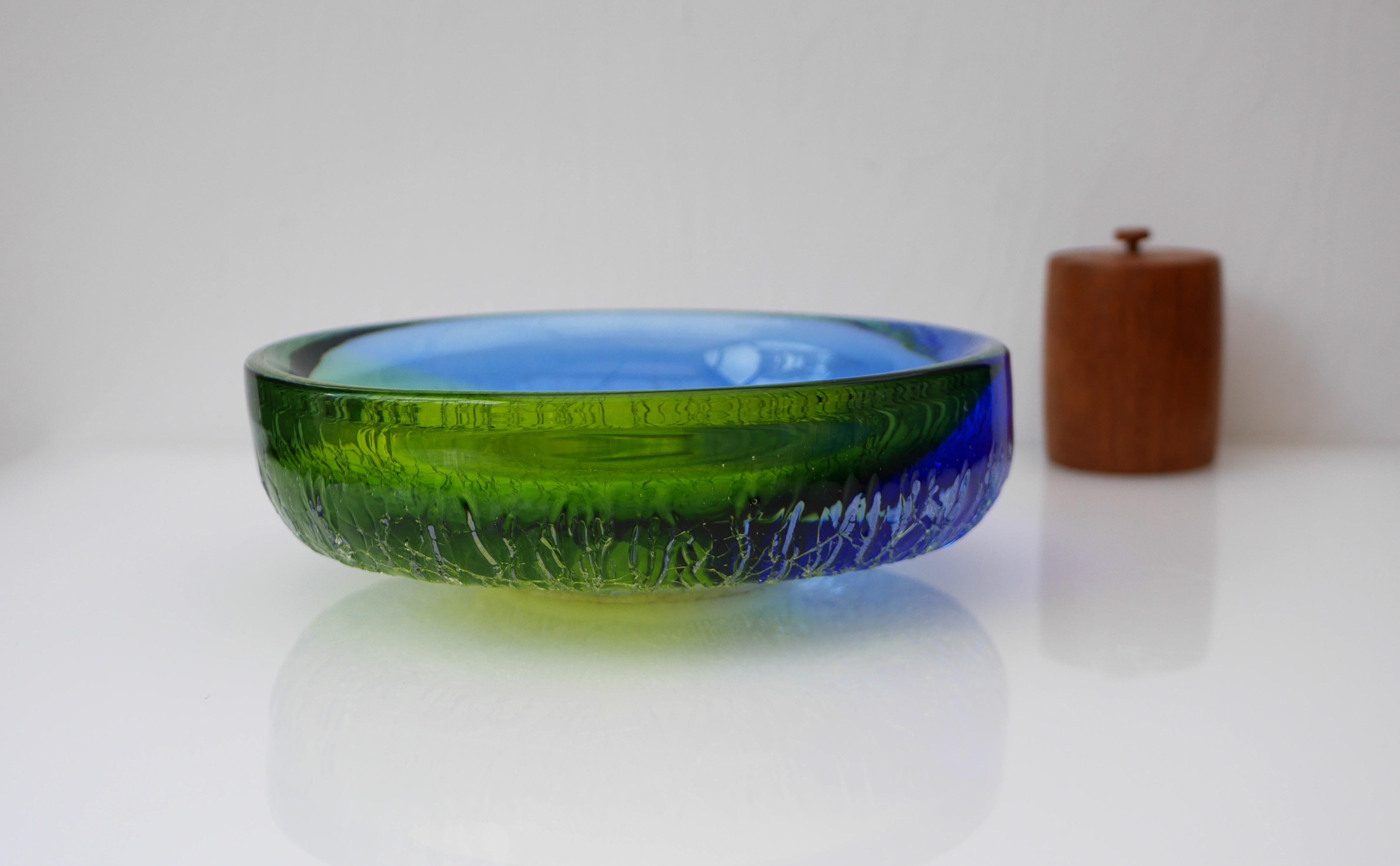 Scandinavian Art glass bowl with amazing colors by Göran Wärff Kosta, Sweden 1