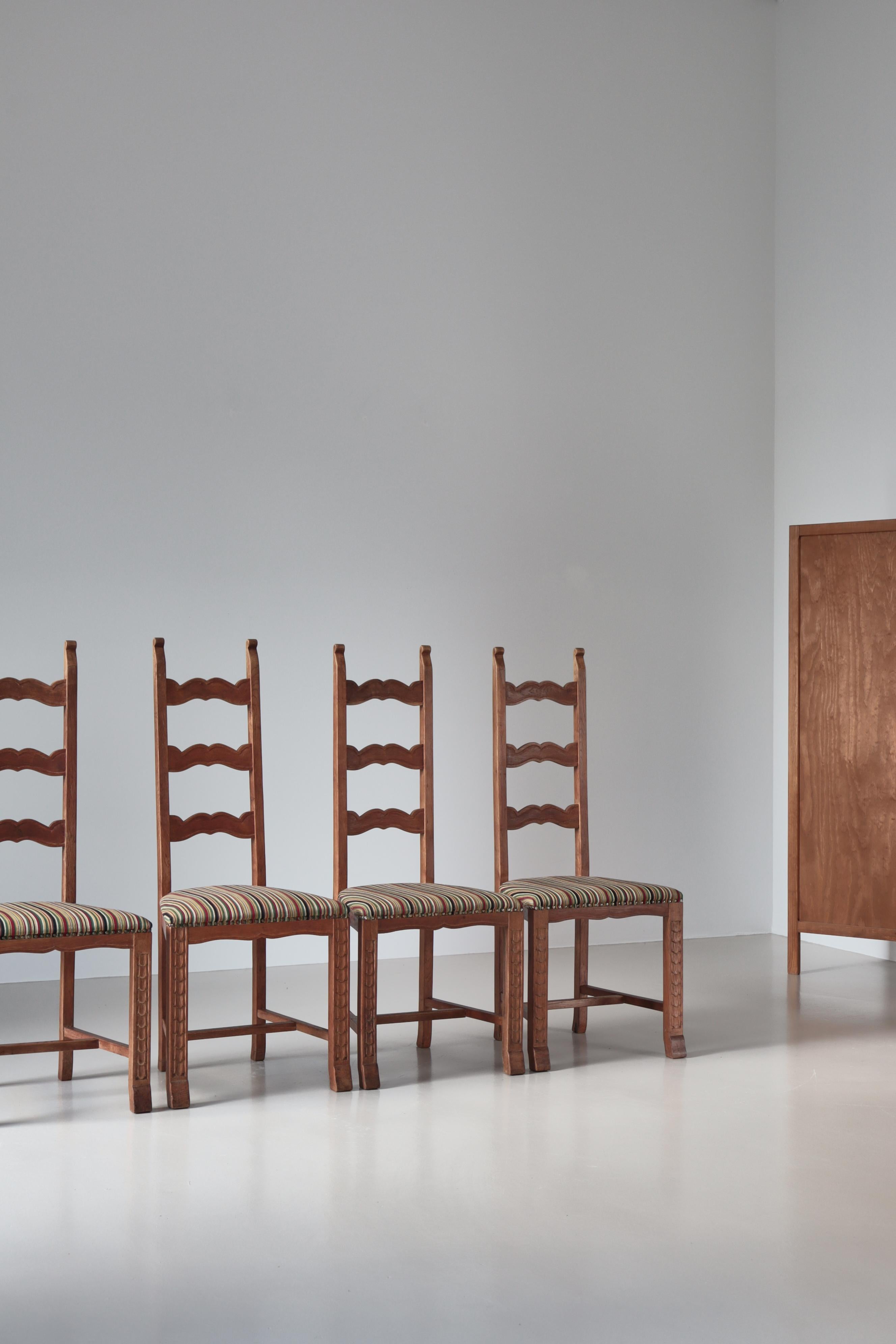 Charming set of 4 Danish Skönvirke chairs in solid carved oak and wool upholstery fitted with nails. 

Skönvirke is the Danish parallel to Art Nouveau and Art Nouveau in continuation of the Arts and Crafts Movement, characterized by a simplified