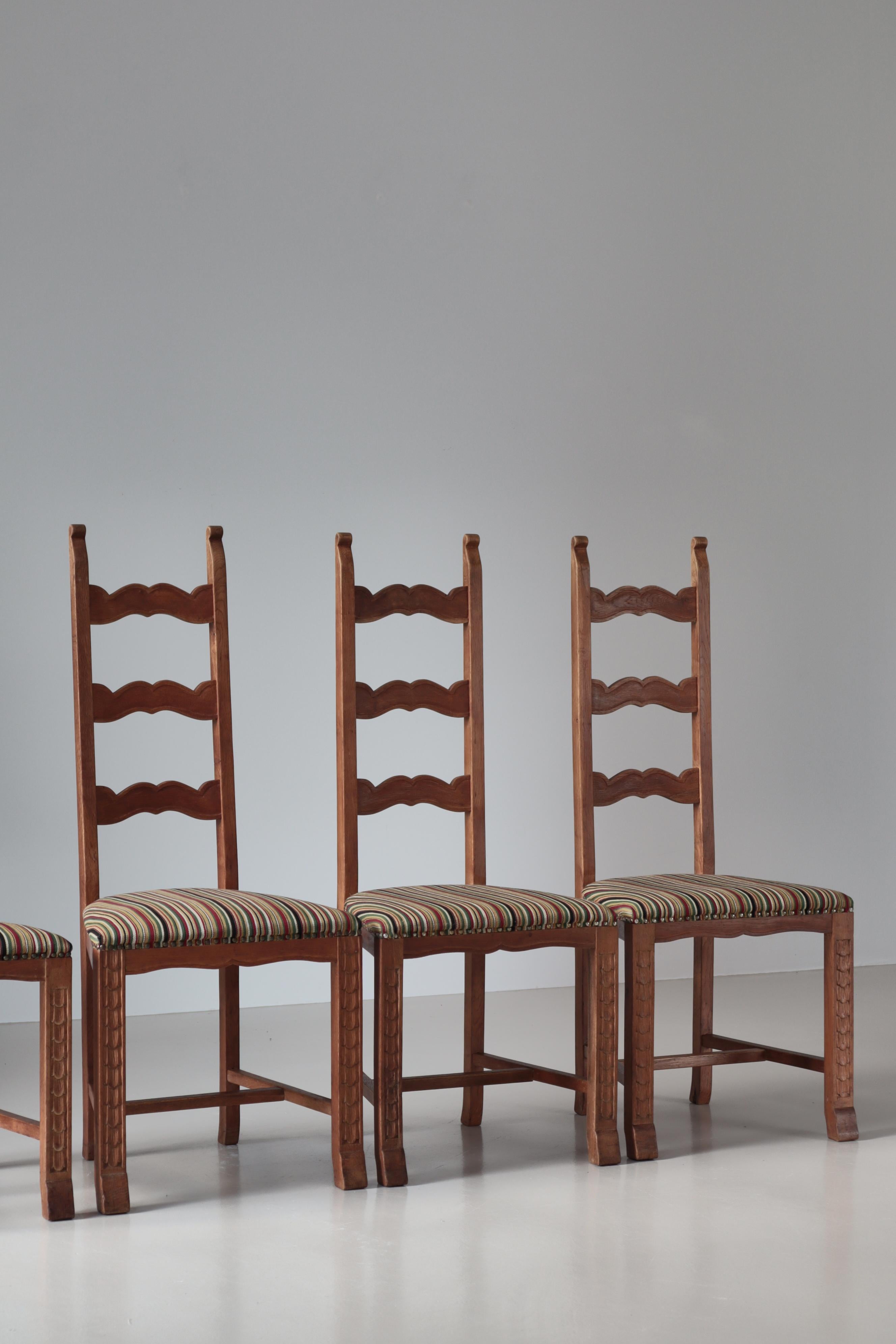 Scandinavian Art Nouveau Skönvirke Chairs in Carved Oak, Denmark, 1930s In Good Condition For Sale In Odense, DK