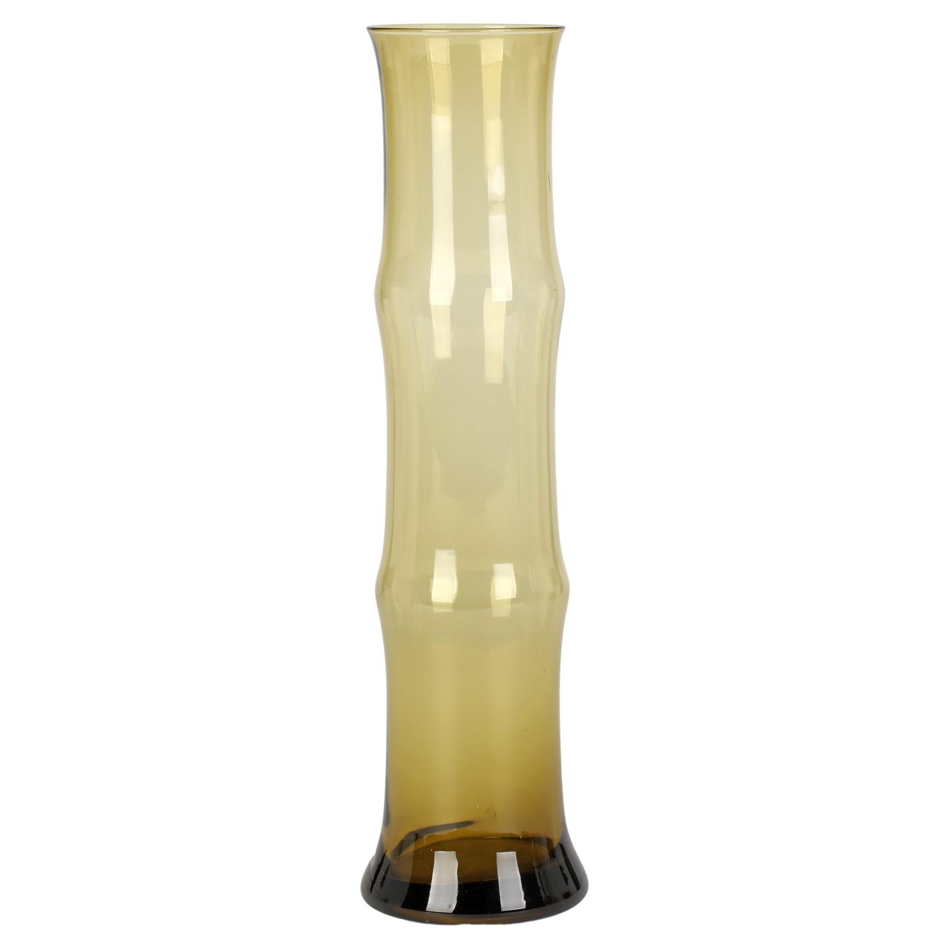 Vase en verre d'art vert en forme de bambou attribué au scandinave