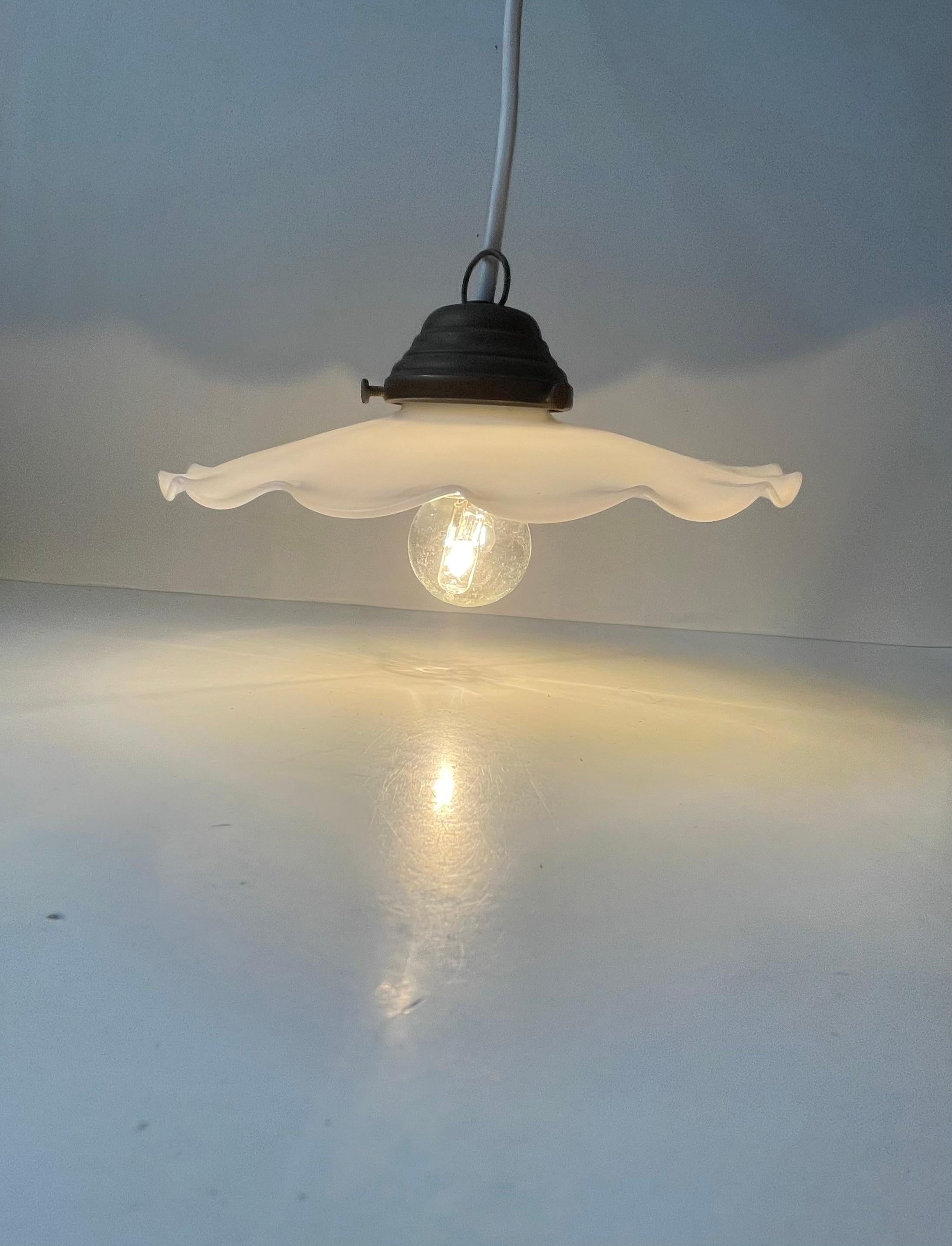 Lampada a sospensione scandinava Ballerina w. Paralume in vetro opalino bianco plissettato, anni '20 in vendita 3