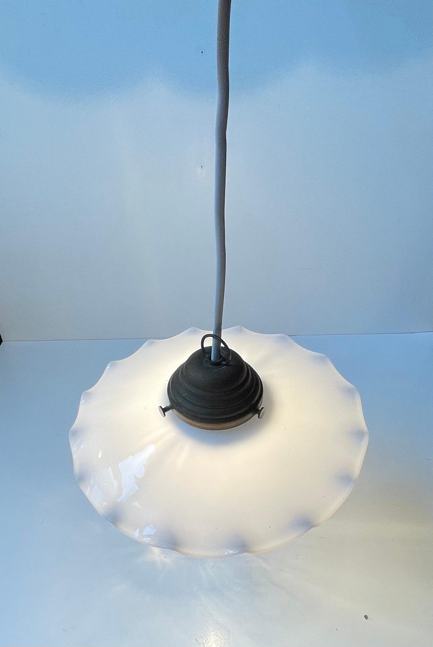 Art Déco Lampada a sospensione scandinava Ballerina w. Paralume in vetro opalino bianco plissettato, anni '20 in vendita