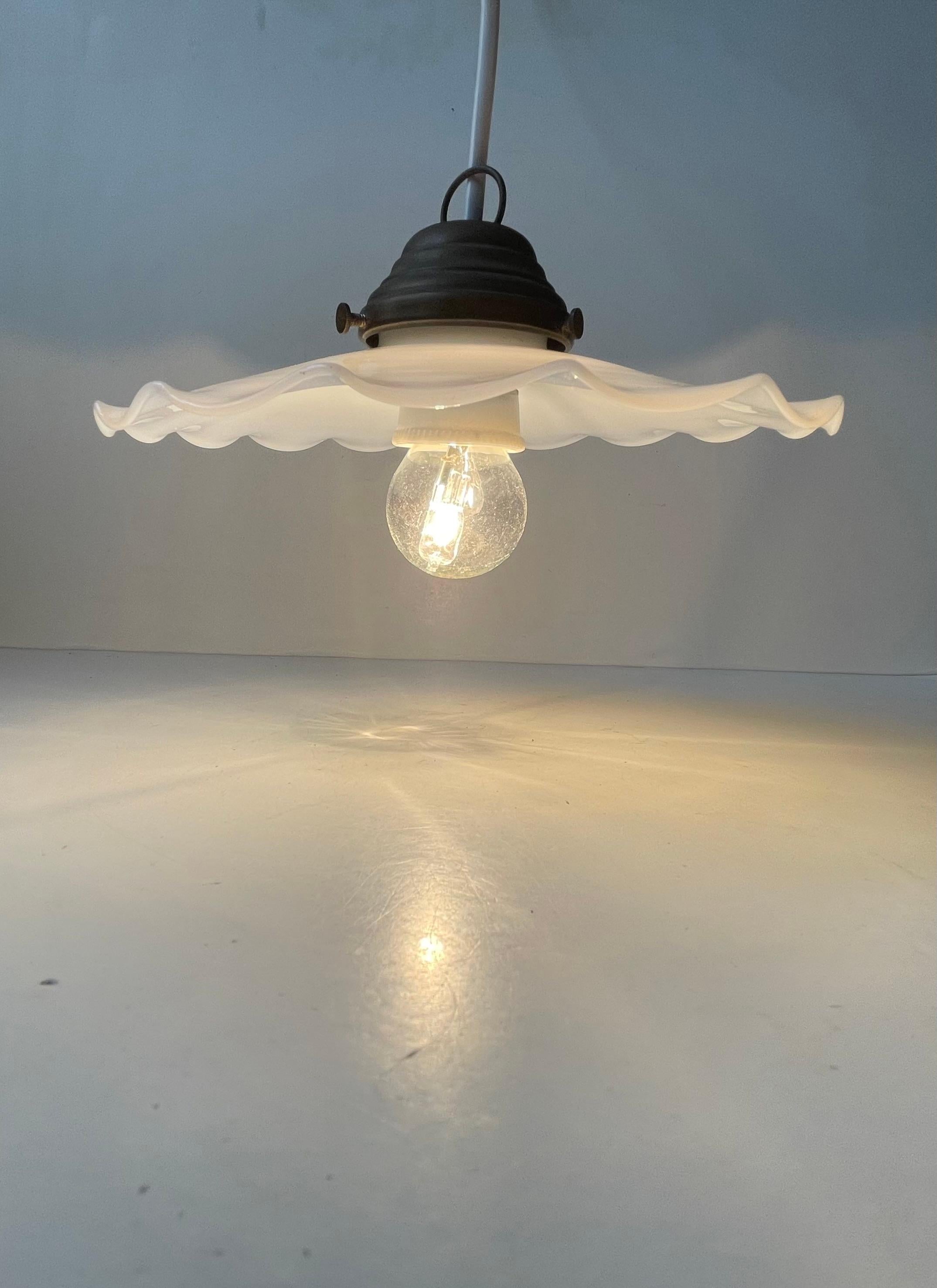 Scandinavo Lampada a sospensione scandinava Ballerina w. Paralume in vetro opalino bianco plissettato, anni '20 in vendita