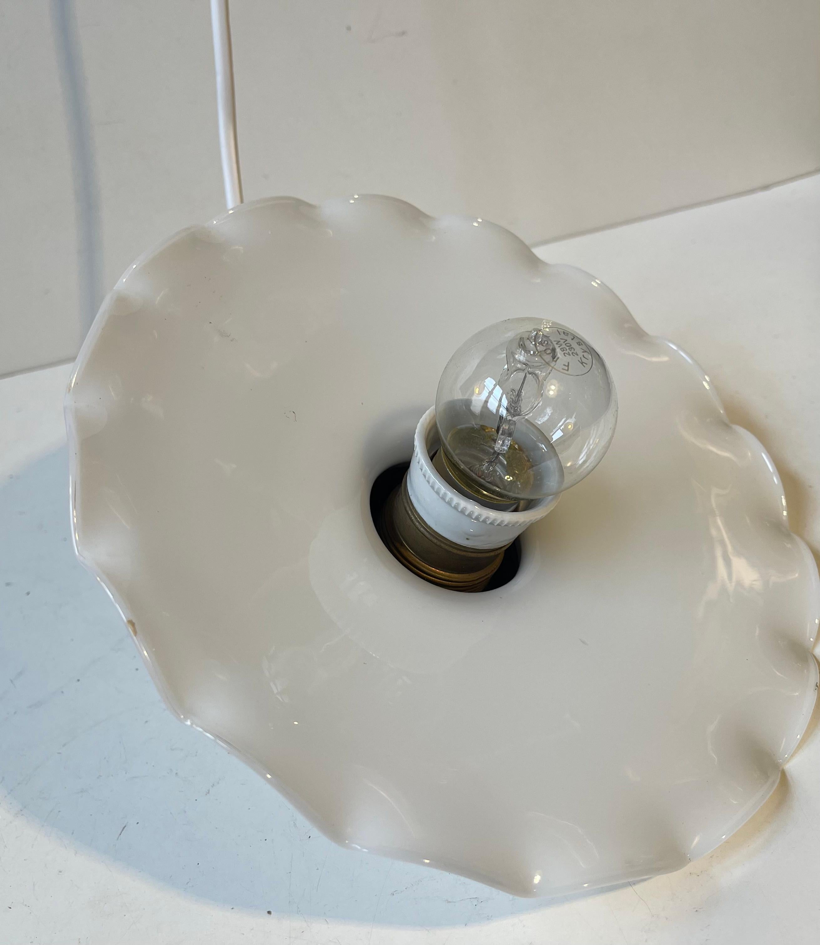 Lampada a sospensione scandinava Ballerina w. Paralume in vetro opalino bianco plissettato, anni '20 In condizioni buone in vendita a Esbjerg, DK
