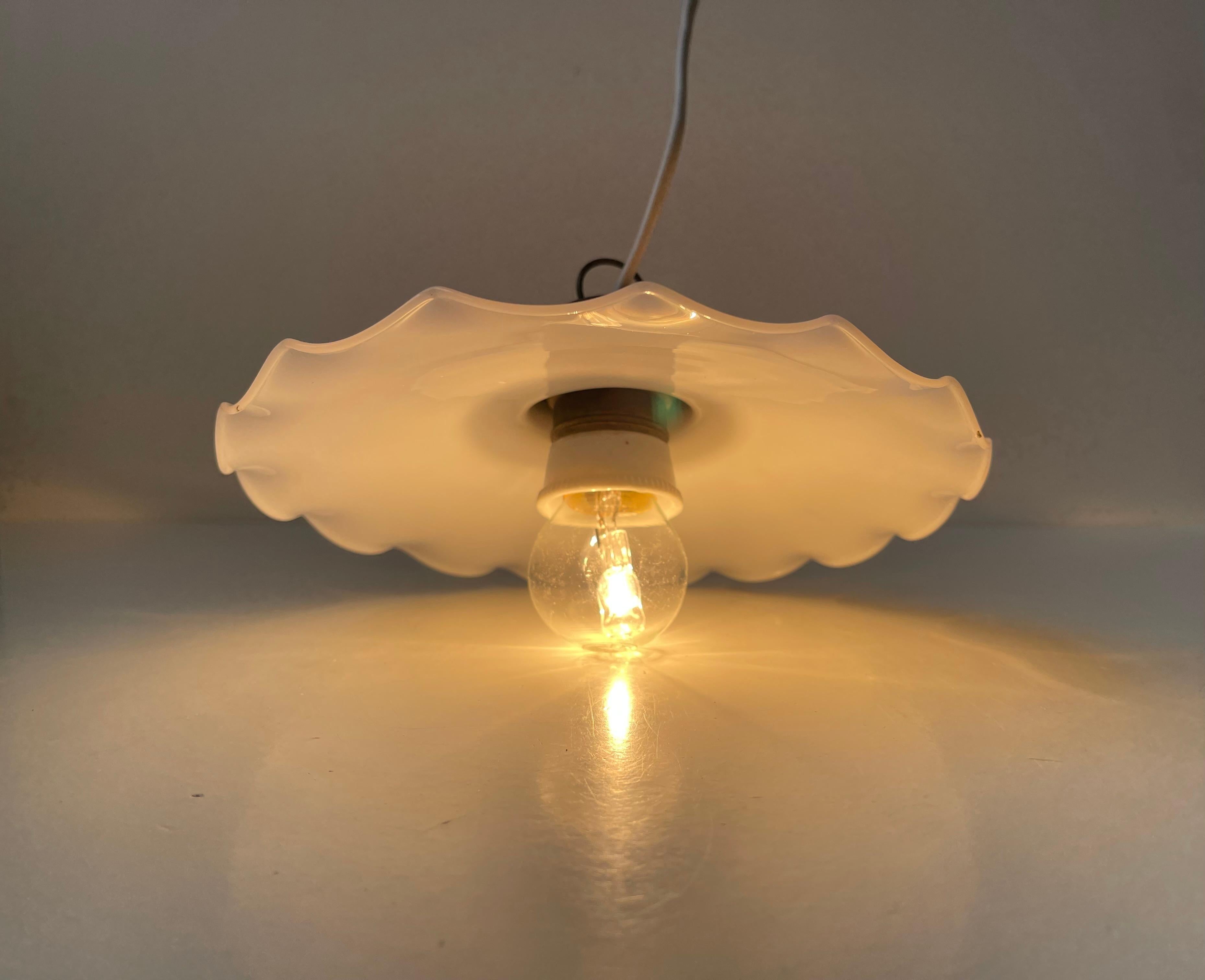 Ottone Lampada a sospensione scandinava Ballerina w. Paralume in vetro opalino bianco plissettato, anni '20 in vendita