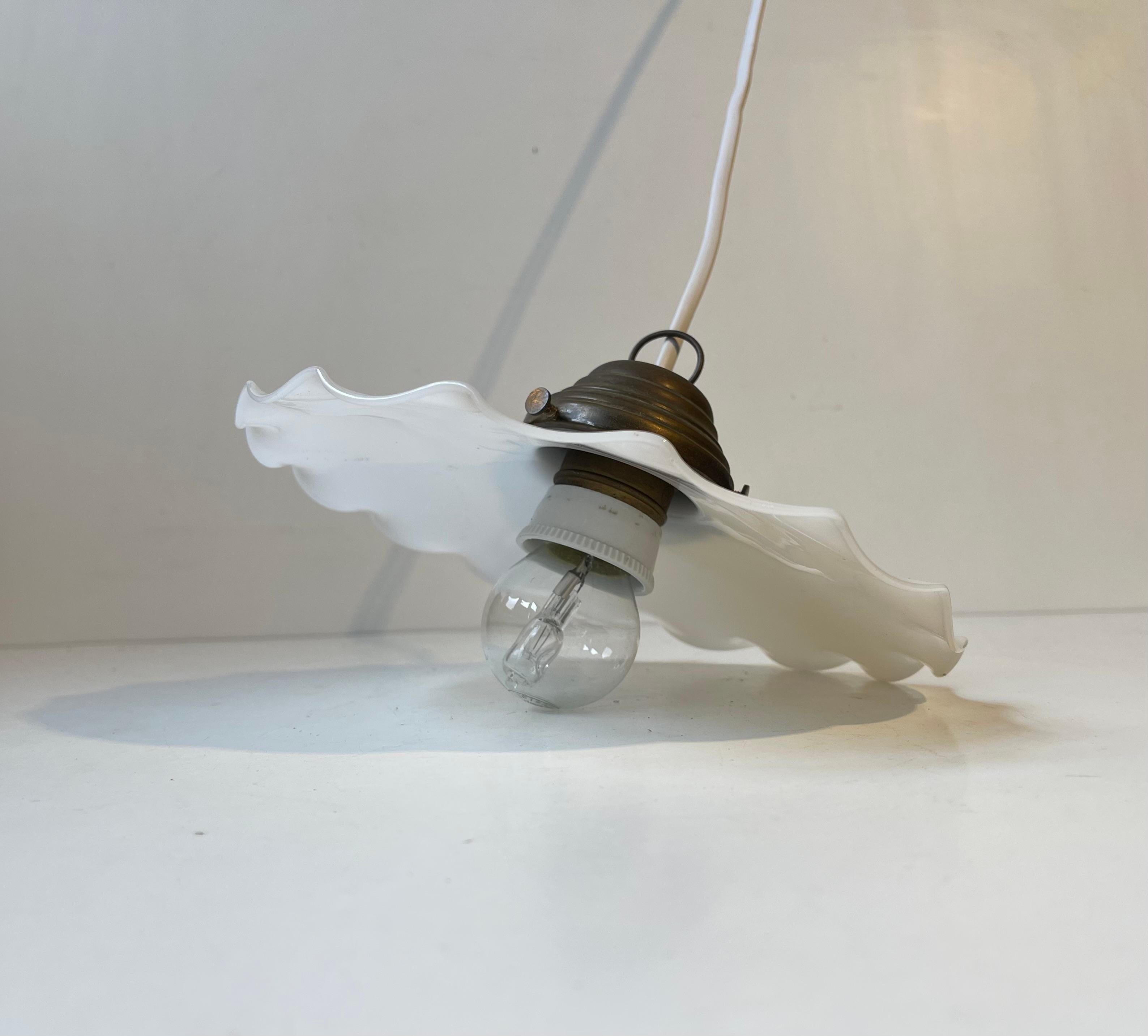 Lampada a sospensione scandinava Ballerina w. Paralume in vetro opalino bianco plissettato, anni '20 in vendita 1