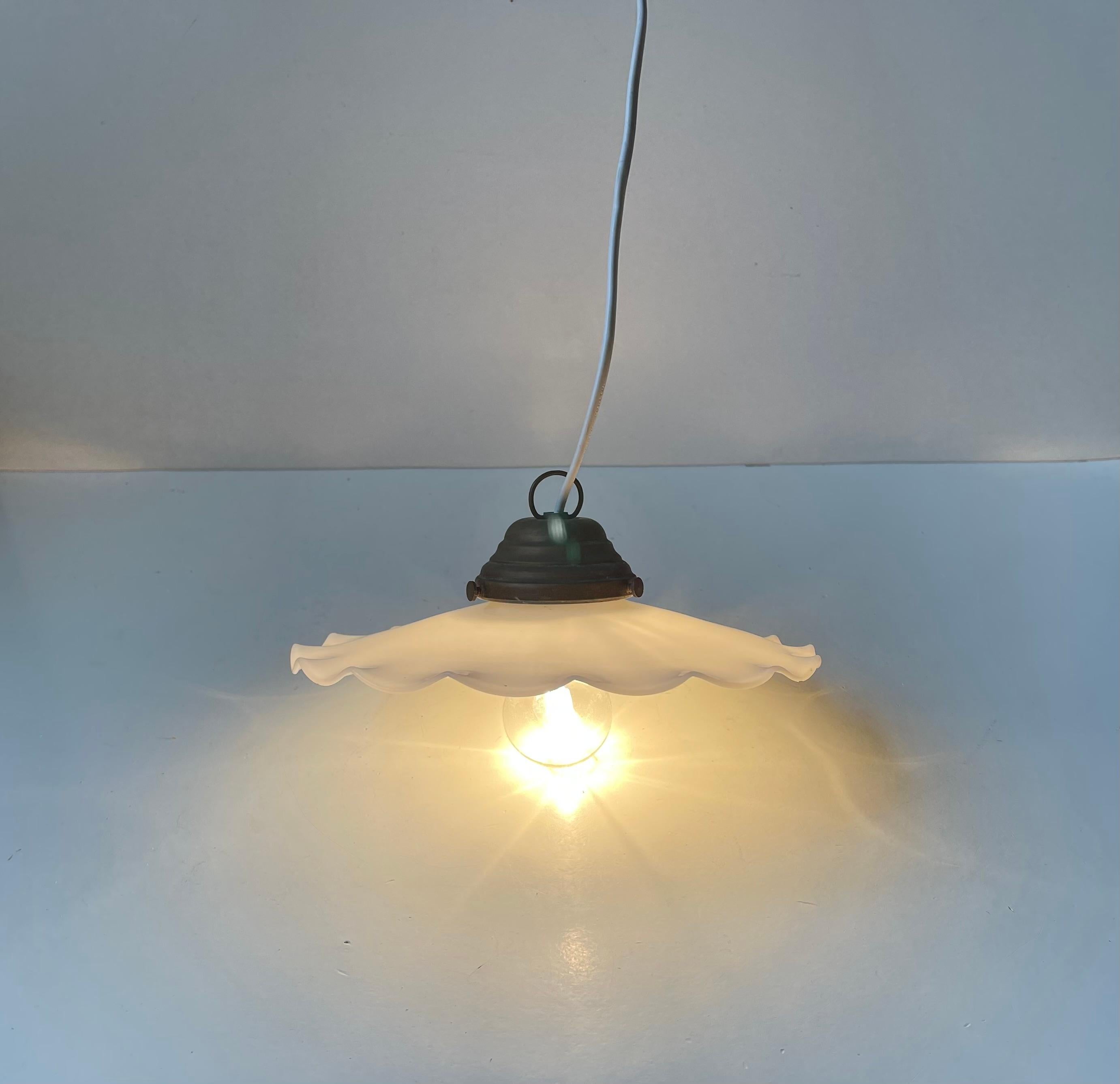 Lampada a sospensione scandinava Ballerina w. Paralume in vetro opalino bianco plissettato, anni '20 in vendita 2