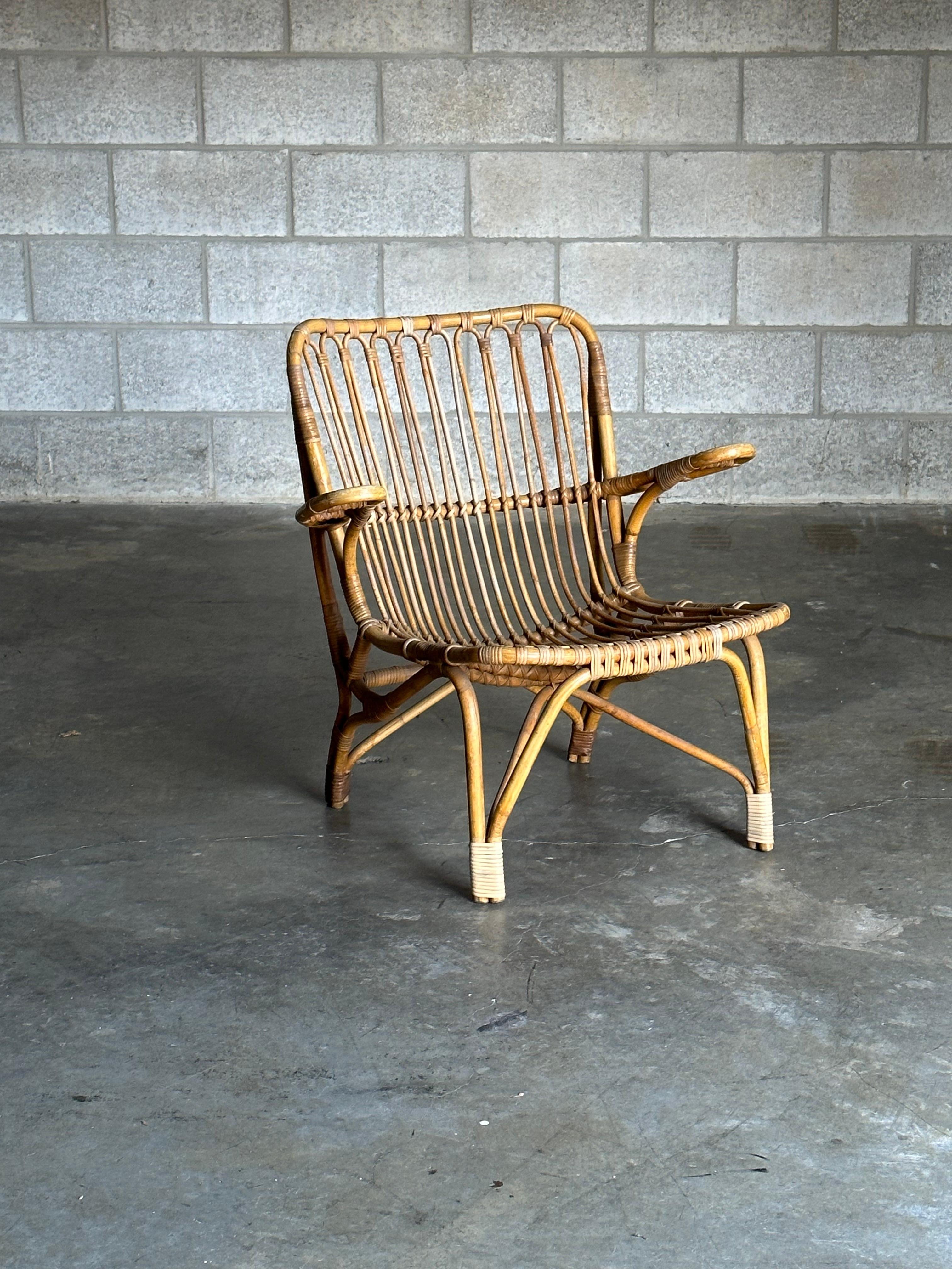 Un'interessante sedia d'accento scandinava degli anni '50 circa. Un'ottima costruzione/design organico con un bel movimento nella sua forma. La sedia è attribuita a Tove Kindt Larsen/ R. Wengler, in quanto veniva fornita con un carrello da bar