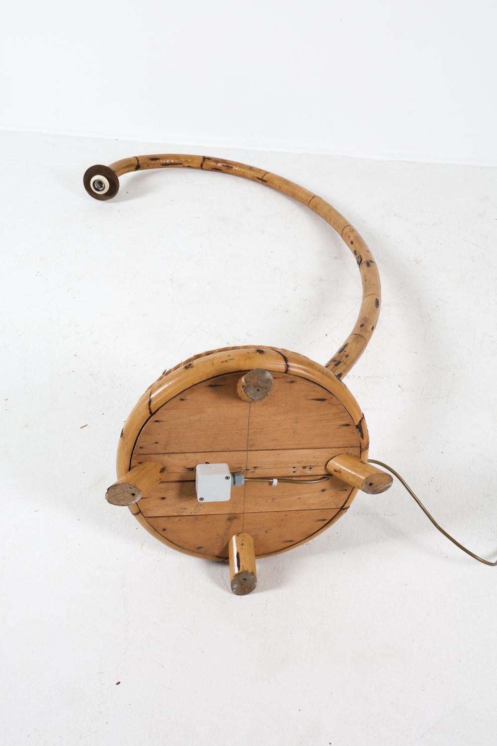 Lampadaire arc scandinave en bambou et rotin, circa 1960s en vente 6