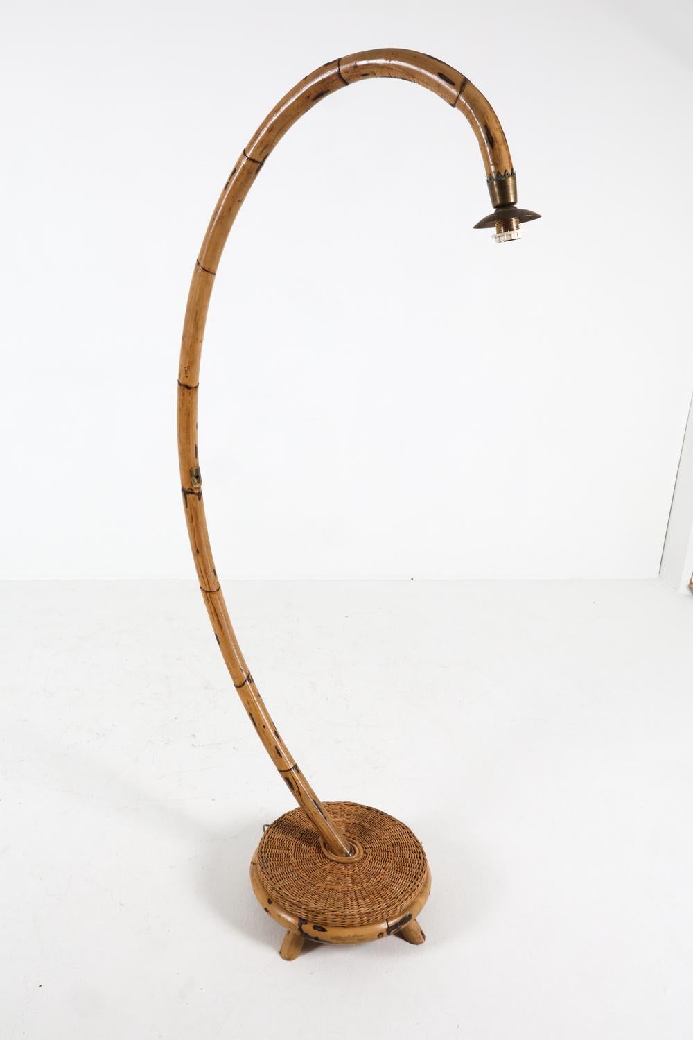 Lampadaire arc scandinave en bambou et rotin, circa 1960s en vente 11