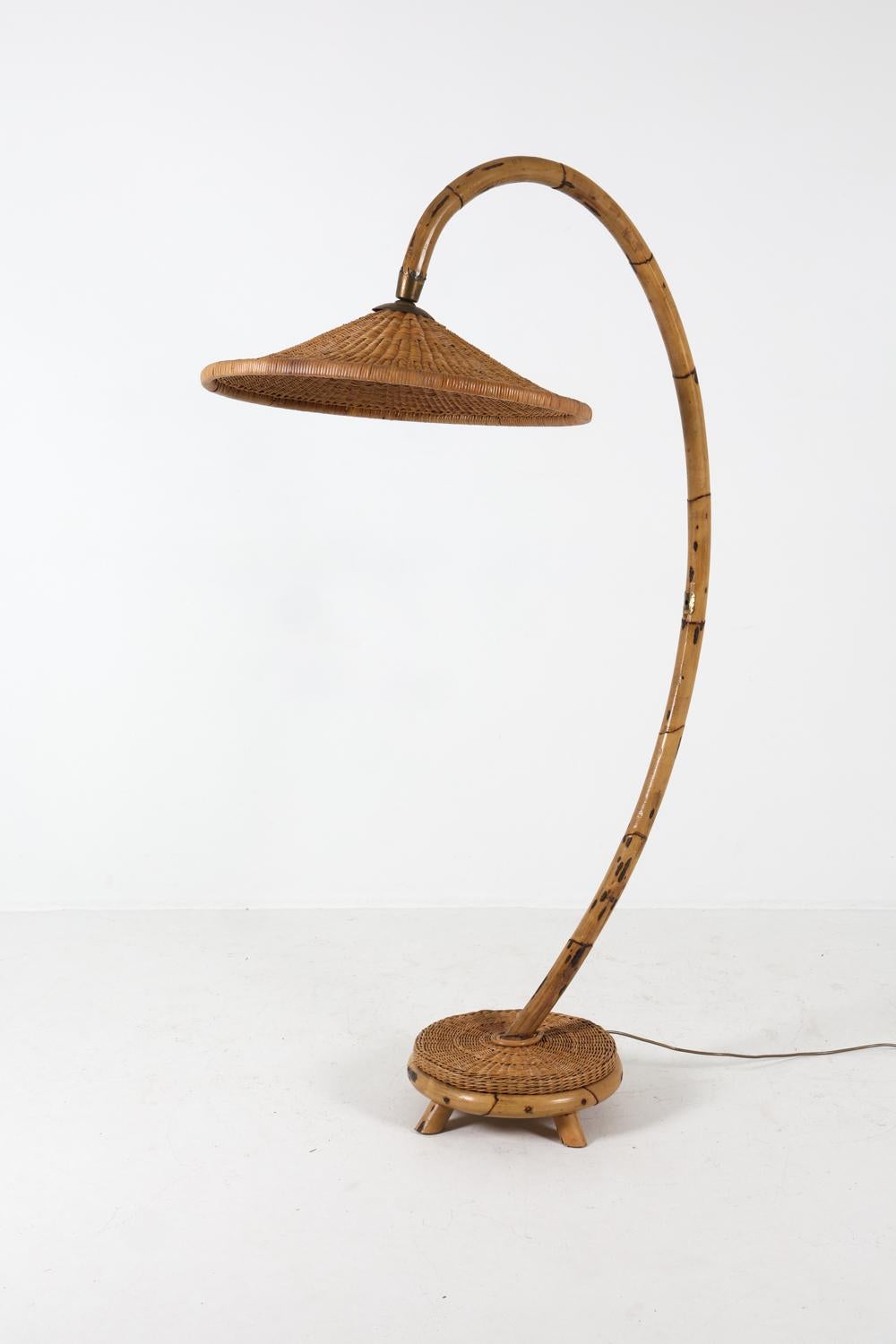 Cette lampe à arc en bambou est un bel exemple de design scandinave des années 1960. Cette pièce incarne l'appréciation de l'époque pour les matériaux naturels, les formes organiques et l'éclairage chaud et diffus.

Le corps de la lampe est une