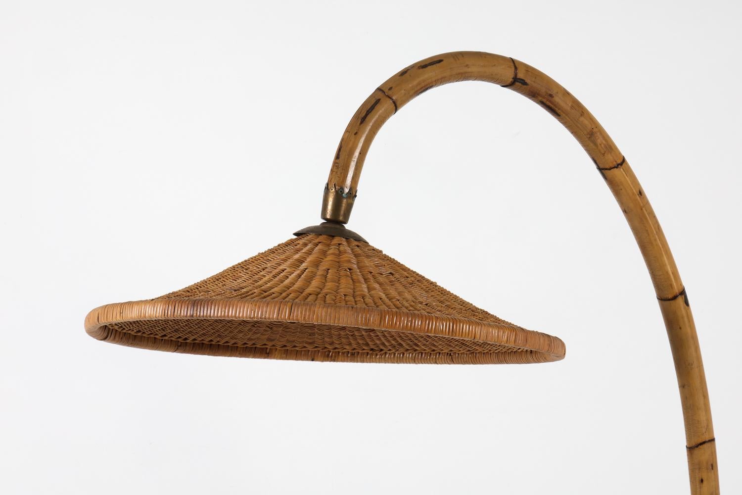 Mid-Century Modern Lampadaire arc scandinave en bambou et rotin, circa 1960s en vente