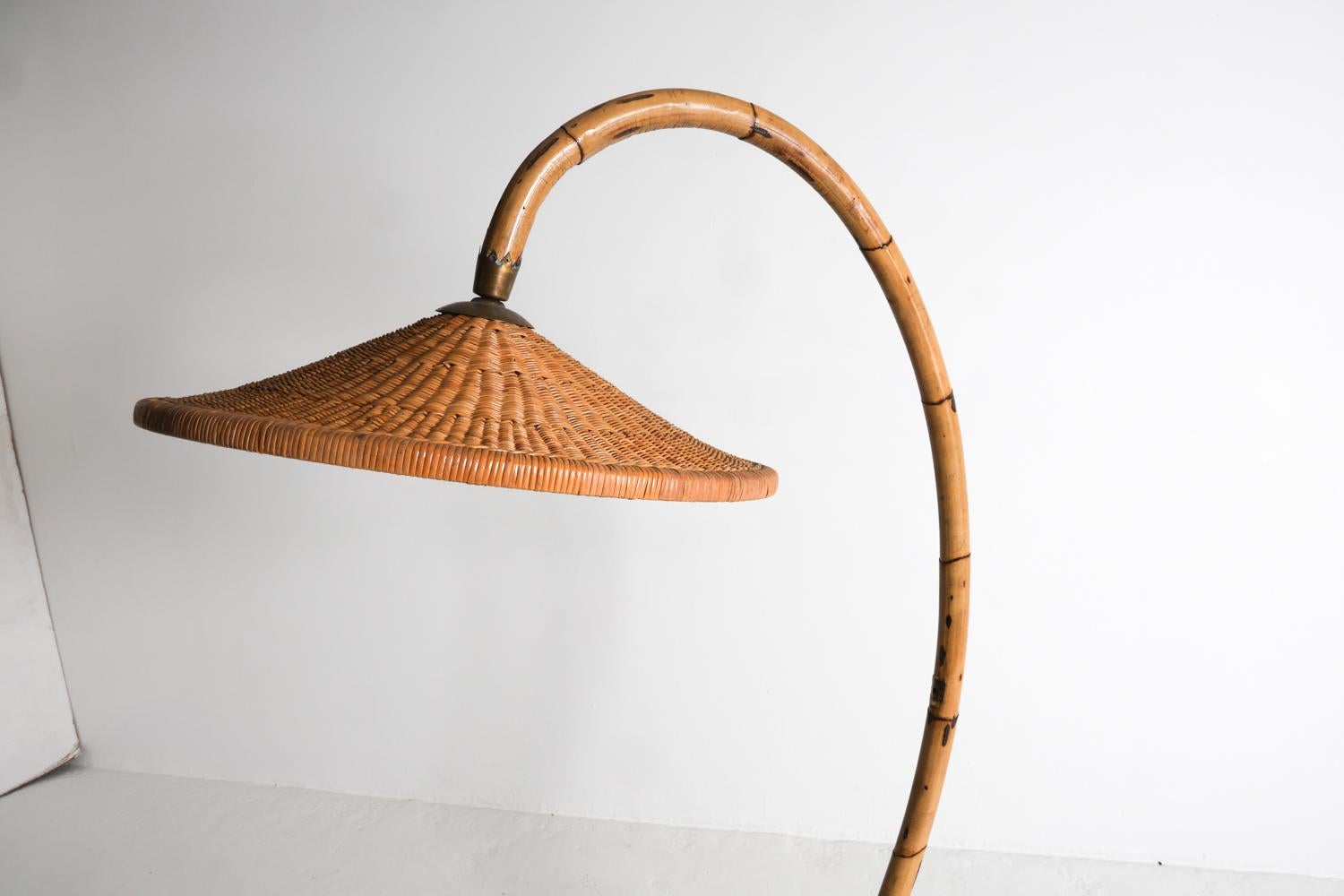 Lampadaire arc scandinave en bambou et rotin, circa 1960s Bon état - En vente à Norwalk, CT