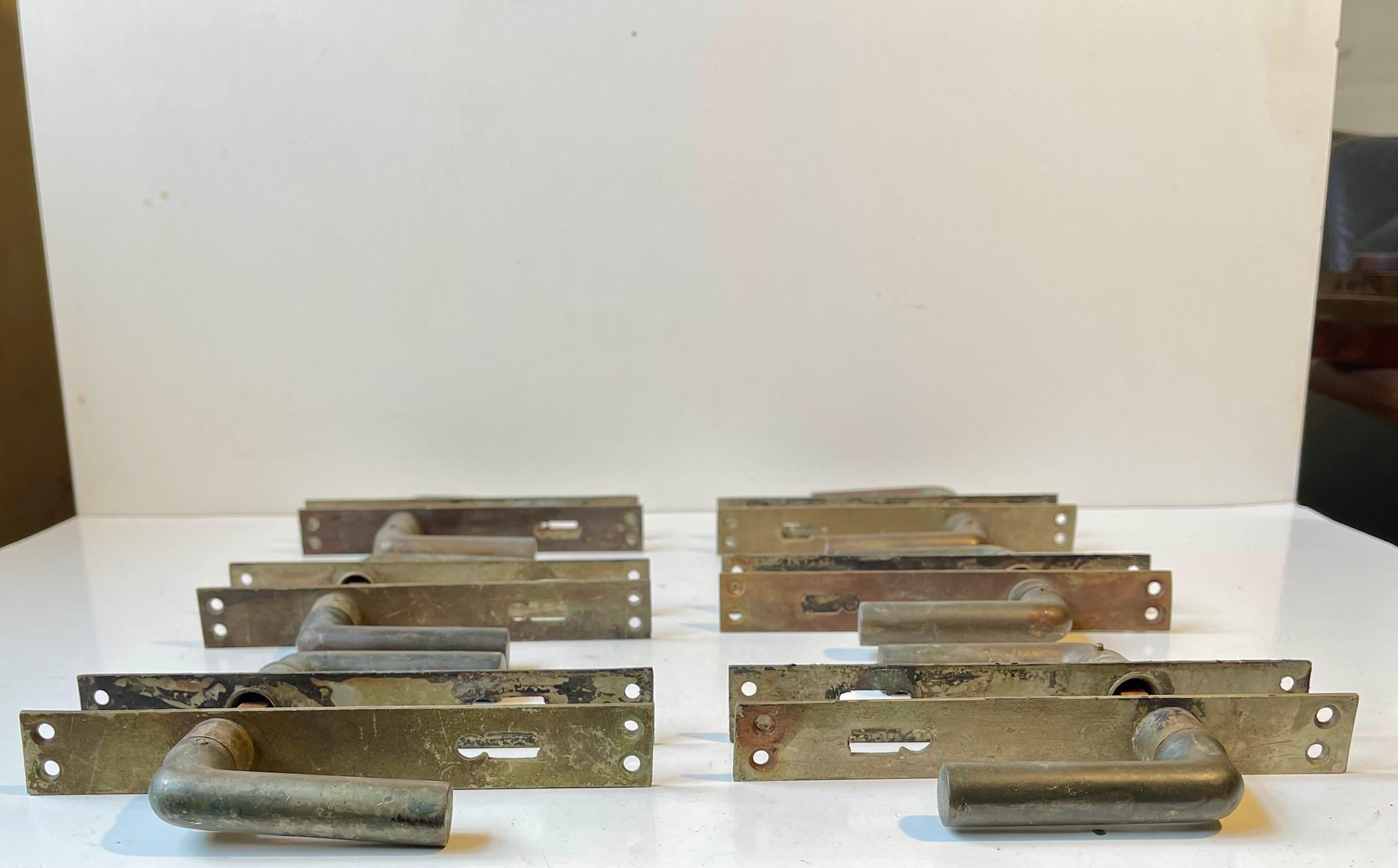 Milieu du XXe siècle Scandinavian Bauhaus State Building Door Handles in Brass, 1930s, 6 Sets en vente