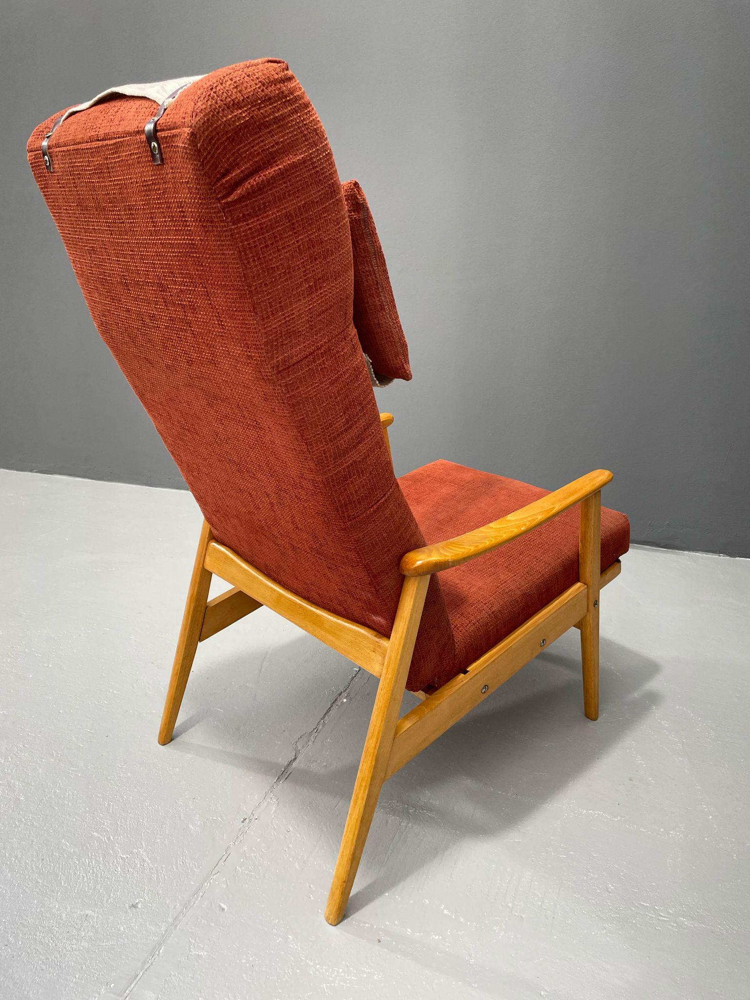 Nous vous proposons un fauteuil inclinable des années 1950 de style The Modern Scandinavian, fabriqué en Suède. La structure est réalisée en bois de hêtre massif, l'assise et le dossier sont revêtus de tissu rouge brique. Il comprend un appui-tête