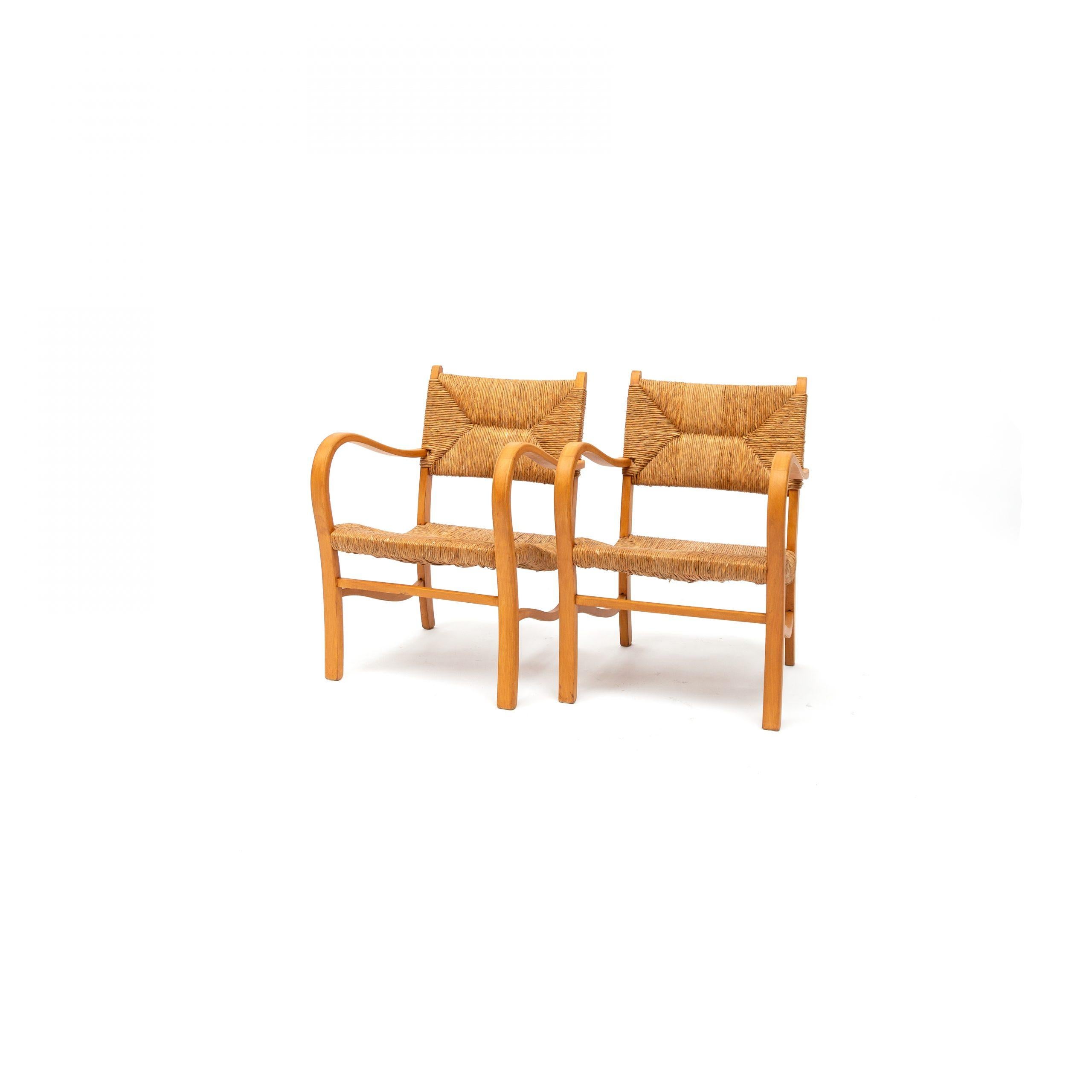 Ces fauteuils ondulés et élégants avec sont exécutés dans un cadre en bois de hêtre courbé. Les courbes douces du cadre, qui se répètent dans les accoudoirs, donnent à cet ensemble un aspect très sculptural.

Fauteuil scandinave en bois de hêtre,