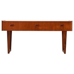 Scandinavian bench with three drawers