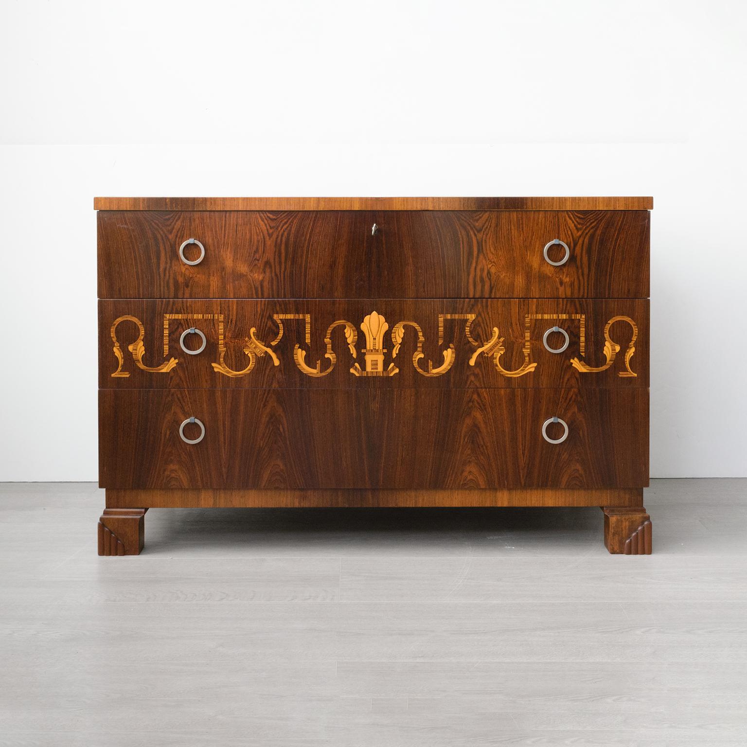 Bengt Lindeqrantz rosewood veneer, 3 drawer chest with a floral marquetry “:meander” design and ring pulls. Designed in Gothenburg, Sweden, circa 1928.

Measures: Width: 39.5
