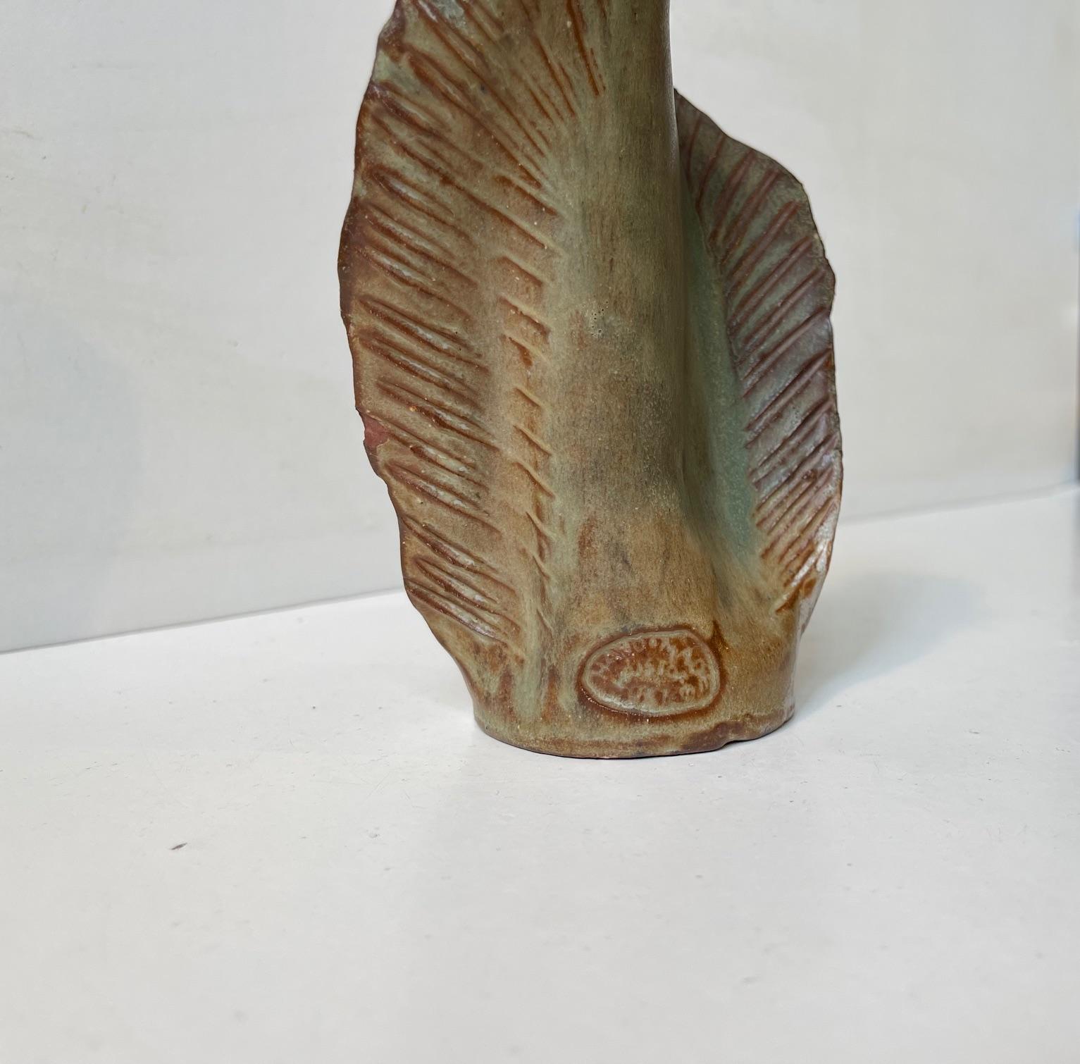 Skandinavische Biomorphe Keramikvase in grüner Glasur im Angebot 1