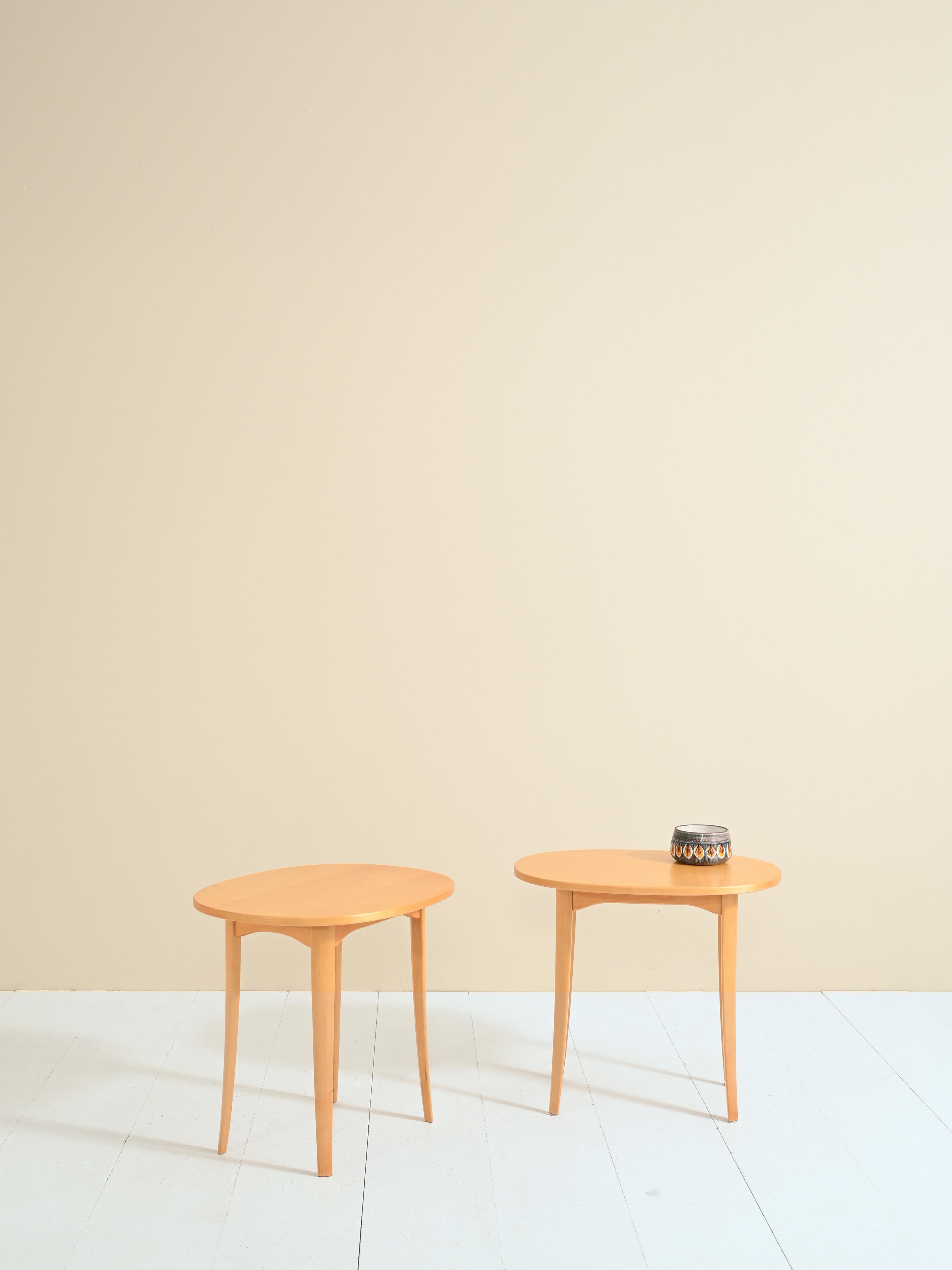 Ein Paar Nachttische aus Birkenholz, entworfen in den 1960er Jahren von Carl Malmsten, wie der Echtheitsstempel vermerkt.
Die weichen Linien der Platte und der Beine machen diese eleganten Nachttische zu zeitlos schönen Designstücken. 
 
Guter