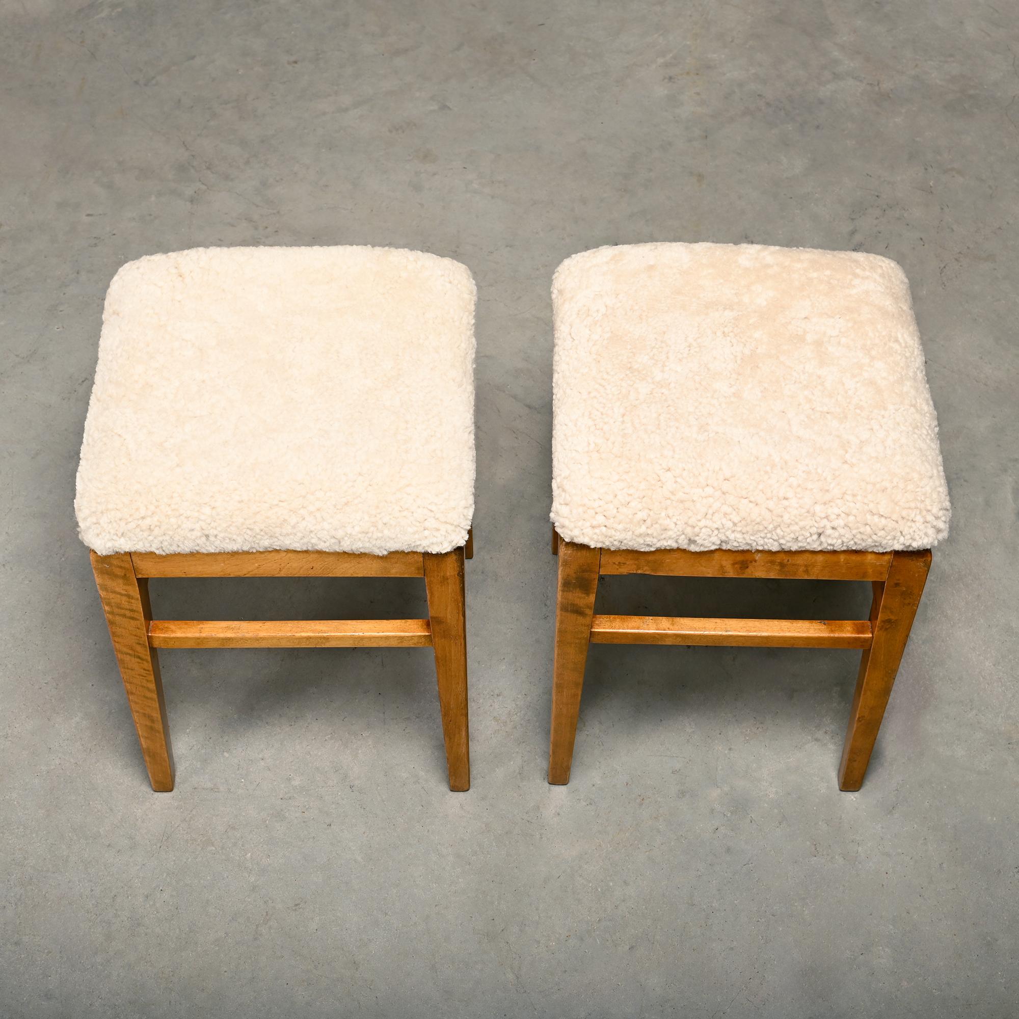 Scandinavian birch stools with light sheepskin seats, 1930s Bon état - En vente à Amsterdam, NL