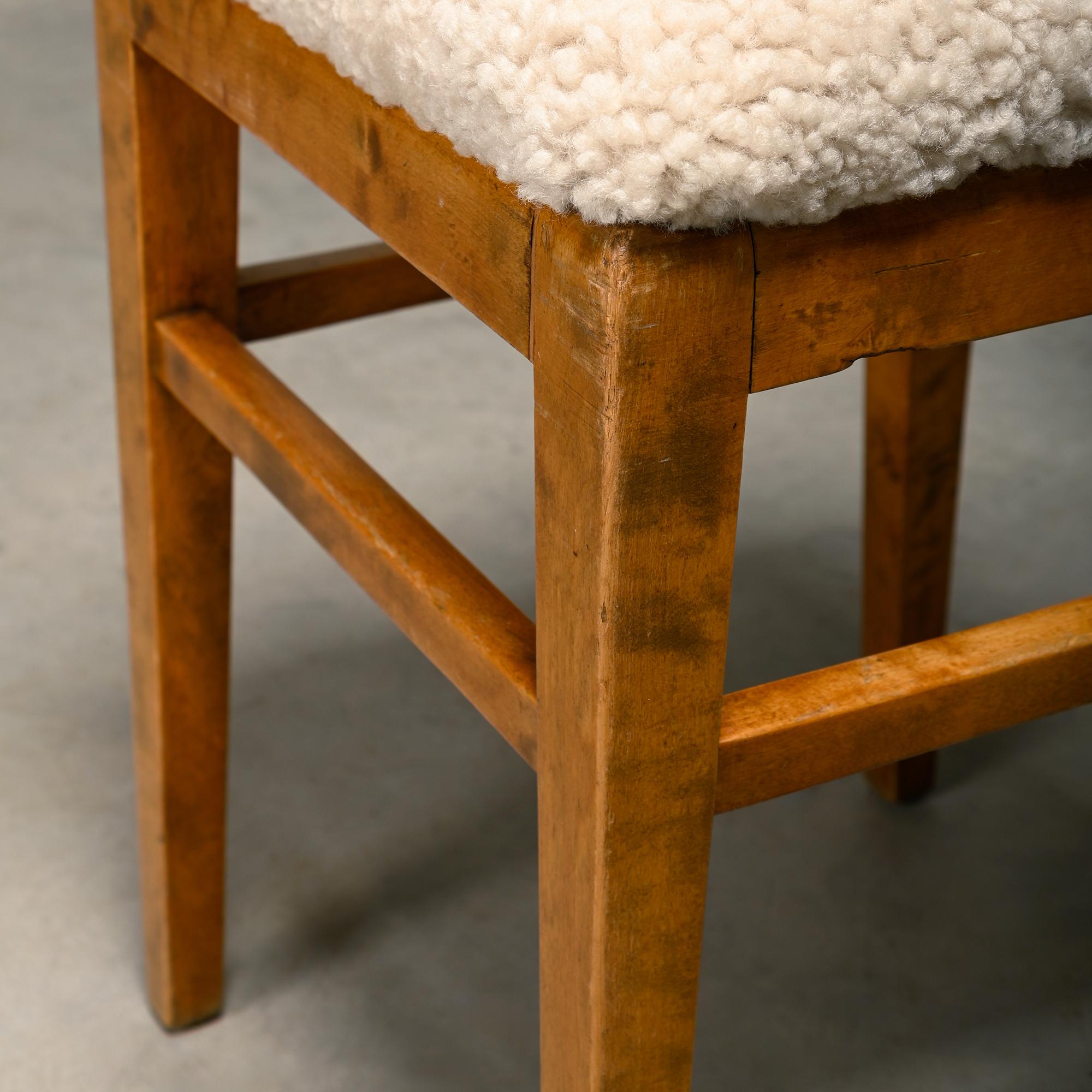 Milieu du XXe siècle Scandinavian birch stools with light sheepskin seats, 1930s en vente