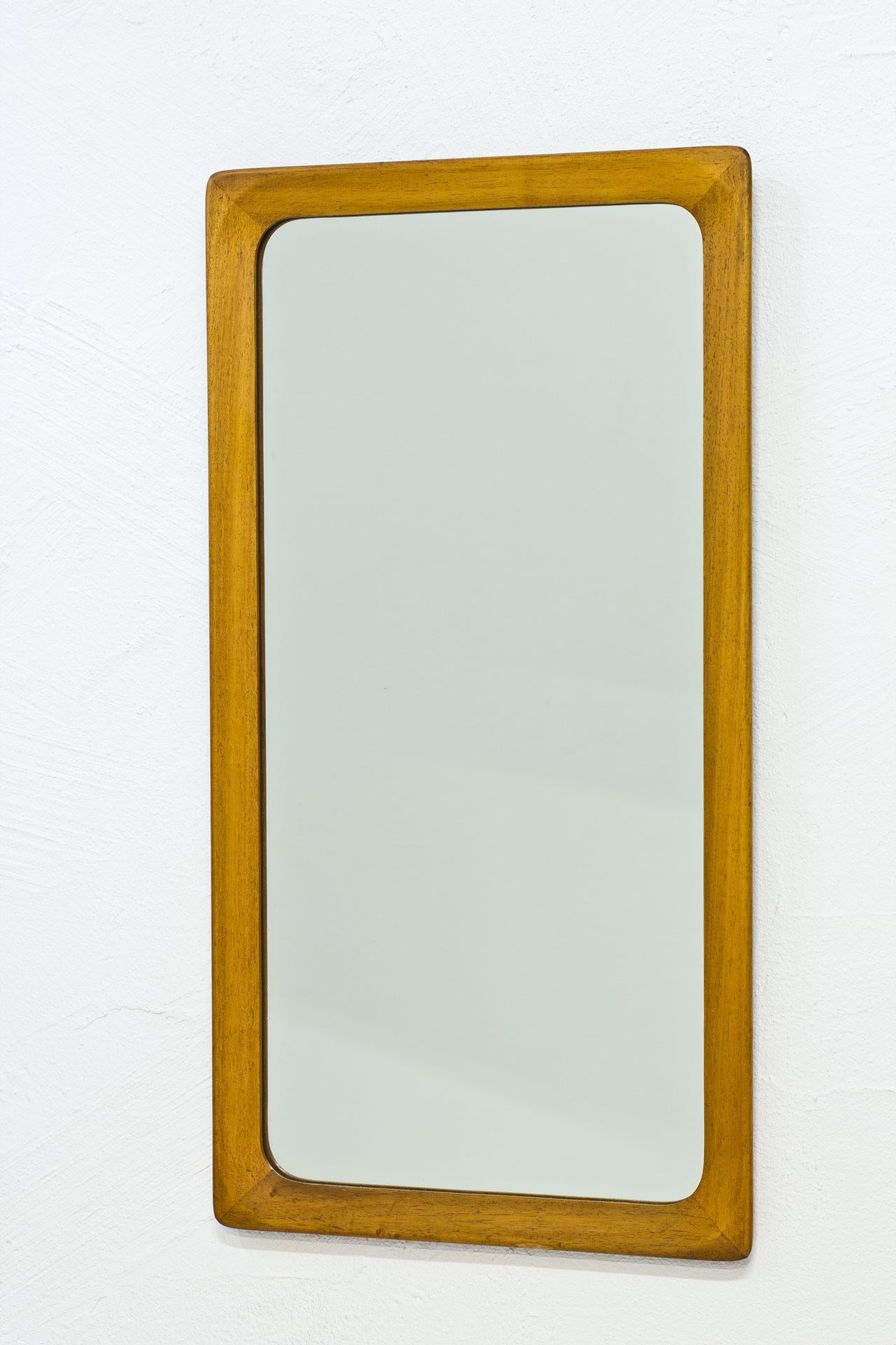 Rectangular birch wall mirror produced by unknown maker in Sweden during the 1940s. Solid birch frame with nice patina and joinery details.