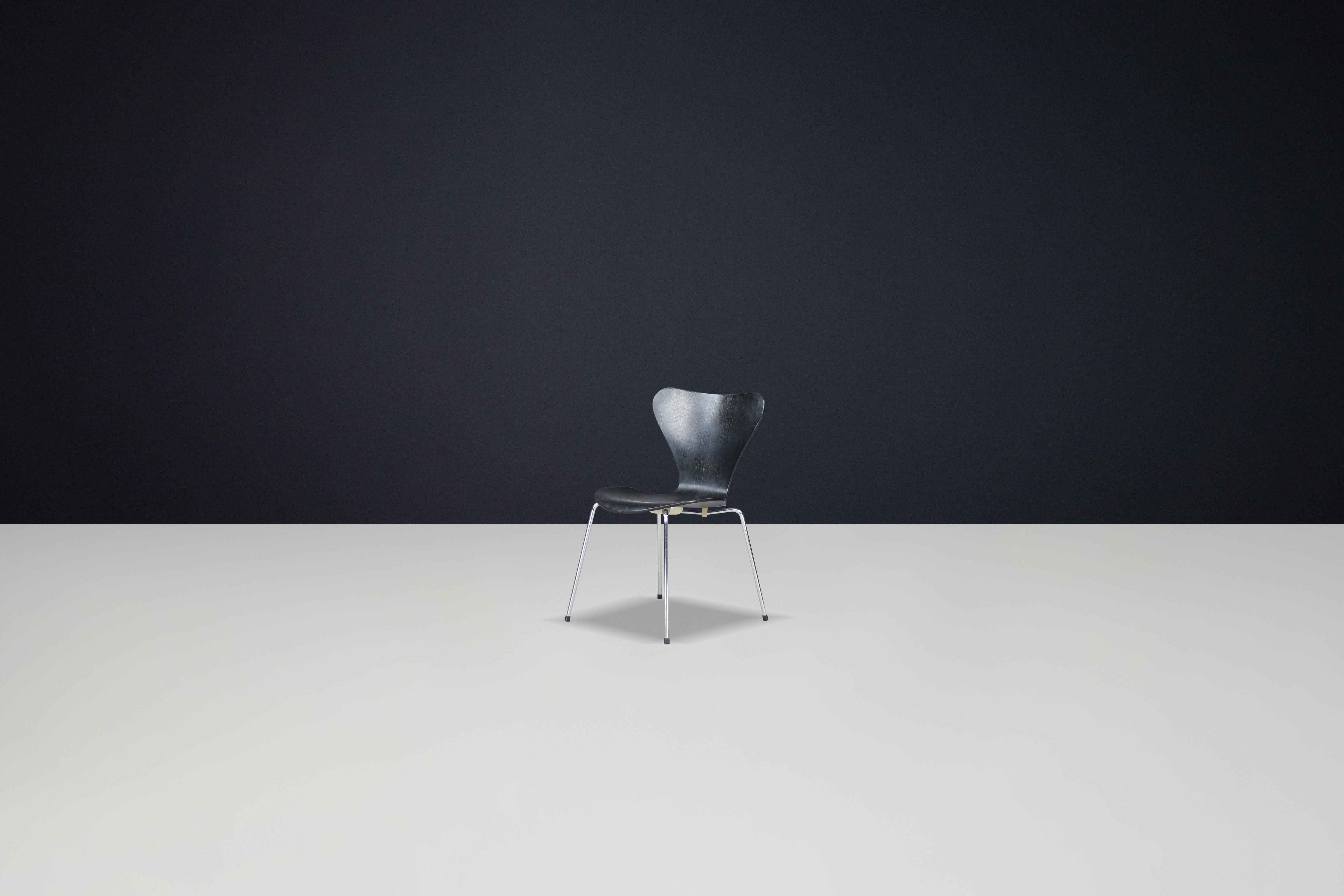 Arne Jacobsen für Fritz Hansen Leder 3107 Serie 7 Esszimmerstühle

Wir präsentieren den klassischen Stuhl 3107 aus der Serie 7, entworfen von Arne Jacobsen für Fritz Hansen. Das hochwertige Gestell aus rostfreiem Stahl und die Sitzschale aus