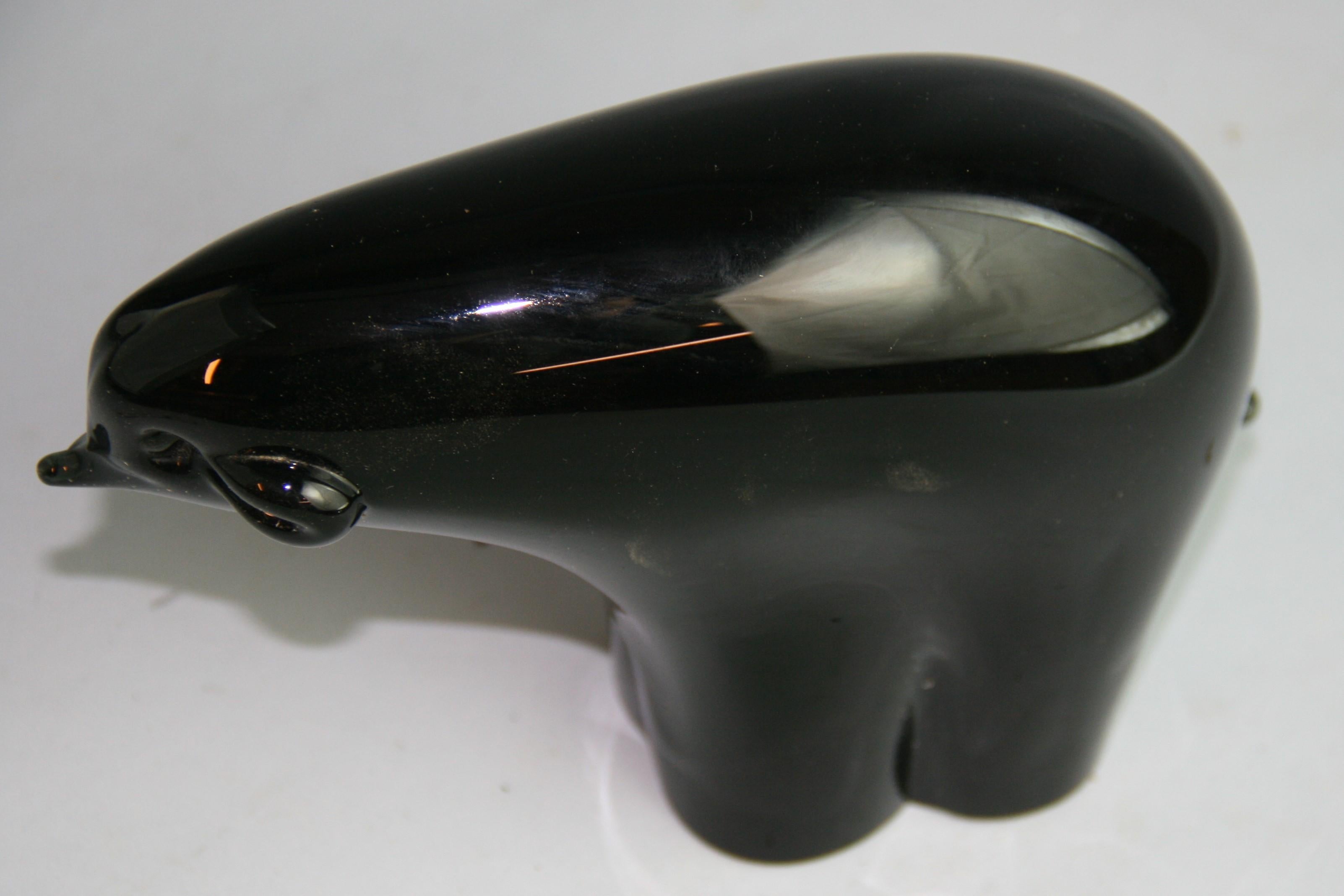Verre d'art Scandinave  Sculpture d'ours en verre d'art noir en vente
