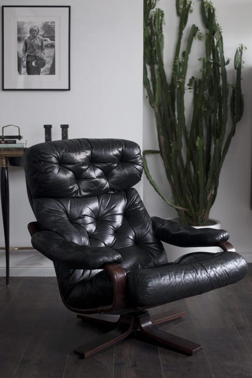 Scandinavian Black Leather and Wood Armchair with Swivel Function, 1970s In Good Condition For Sale In Vilnius, LT