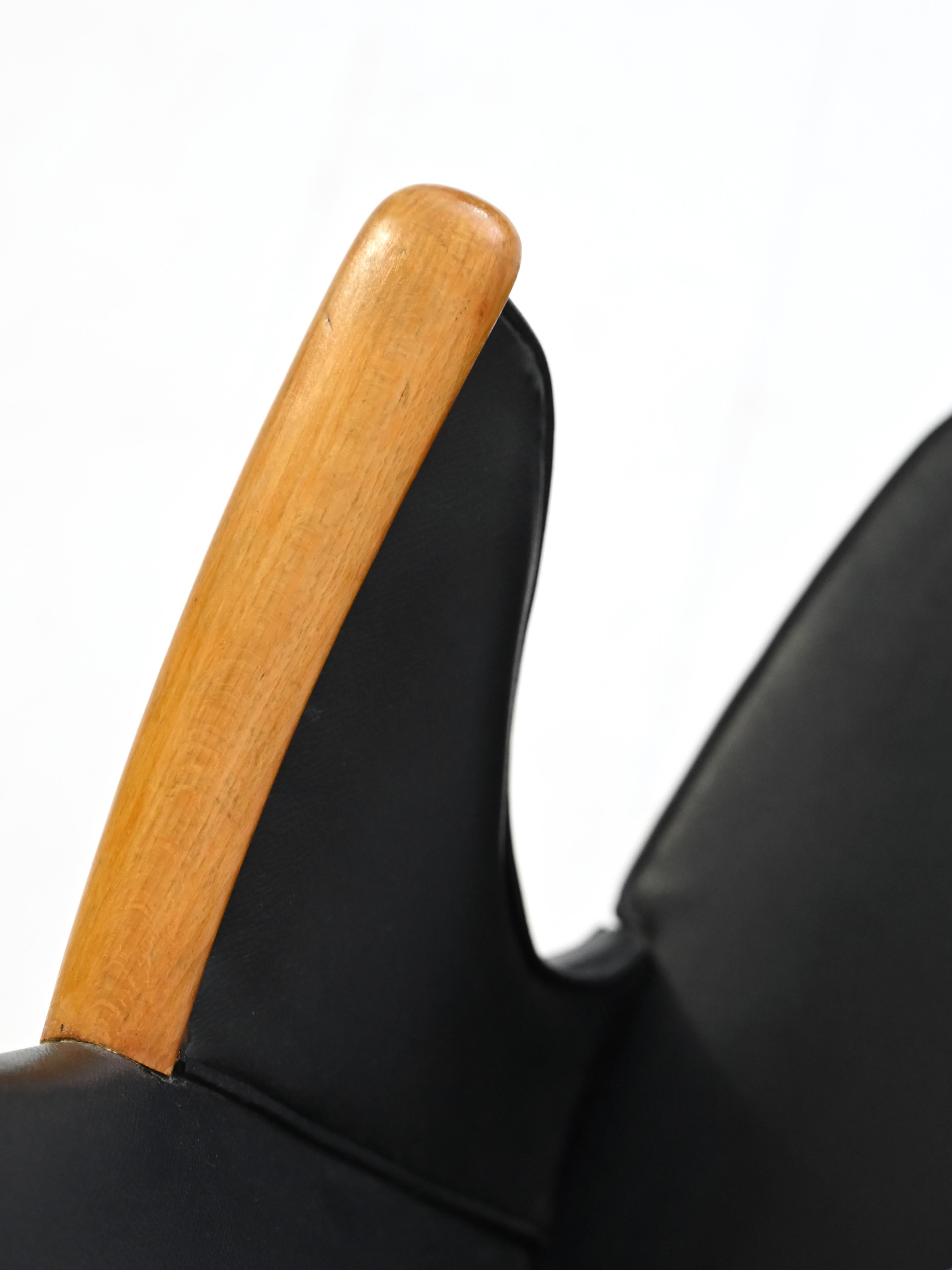 Skandinavischer Stuhl aus schwarzem Leder mit Armlehnen im Angebot 4