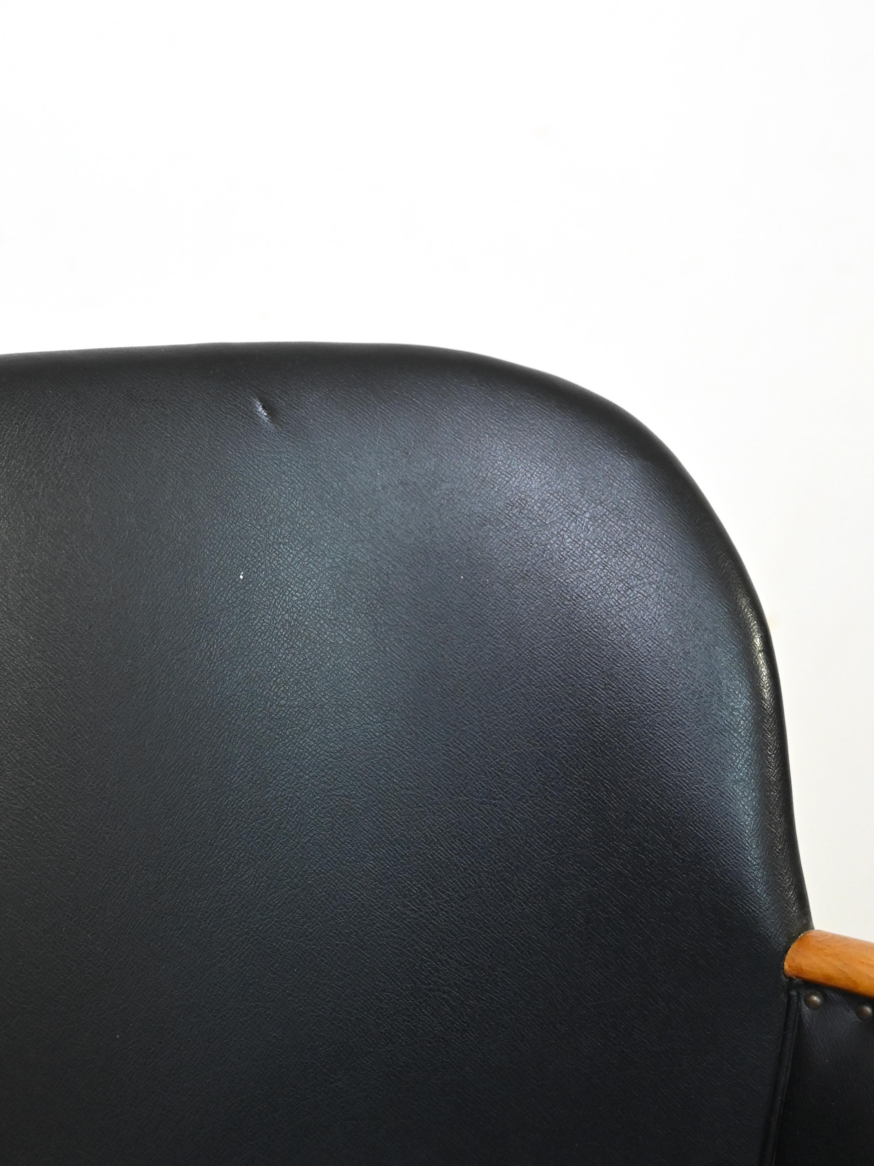 Skandinavischer Stuhl aus schwarzem Leder mit Armlehnen im Angebot 6