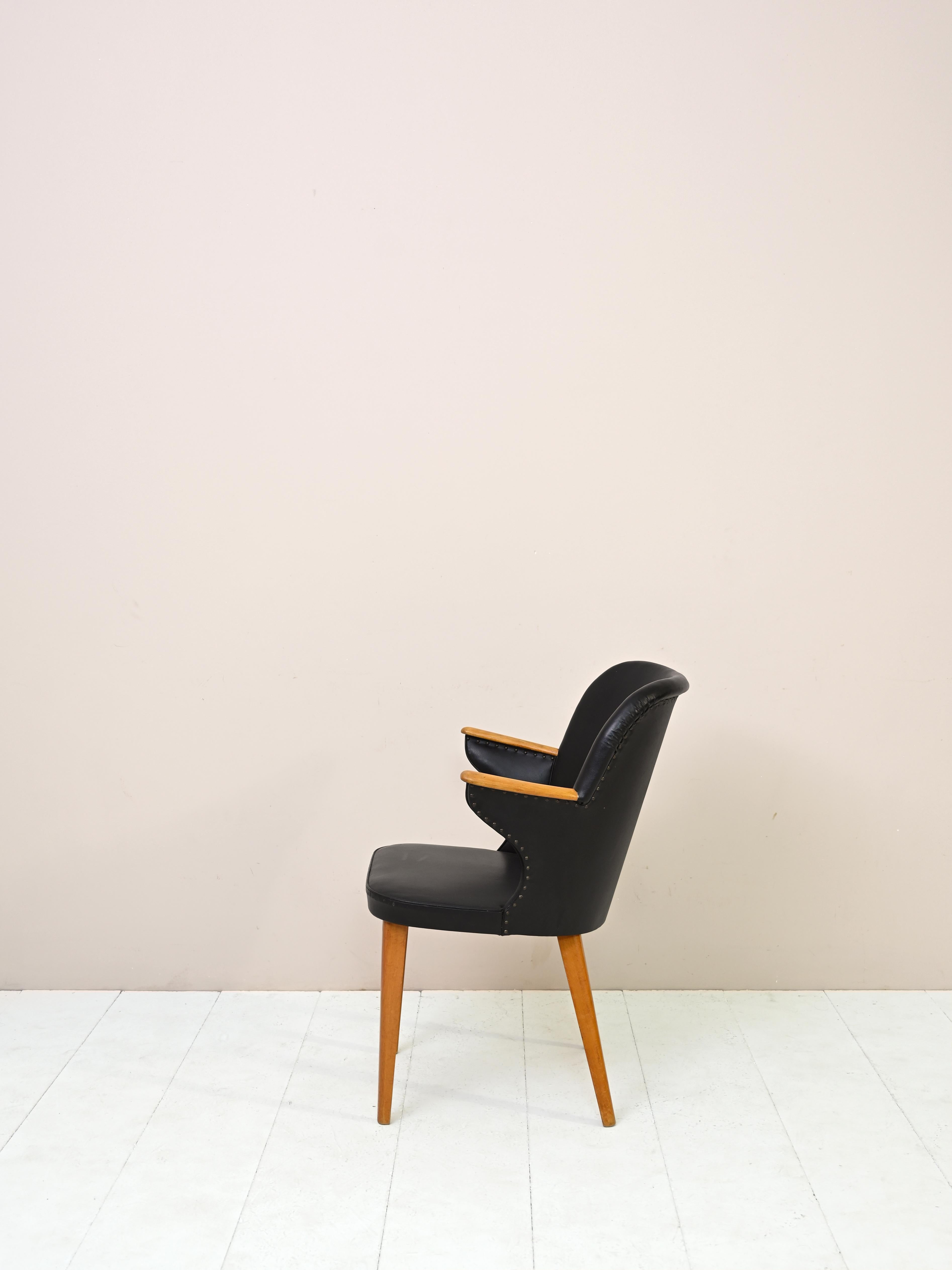 Vintage 1960er Jahre schwarzes Leder Effekt Stuhl.
Ein moderner Stuhl mit einem starken Charakter.
Das Gestell ist aus Birkenholz, die Sitzfläche aus schwarzem Kunstleder.
Probieren Sie ihn als bequemen Schreibtischstuhl aus.

Guter Zustand. Es