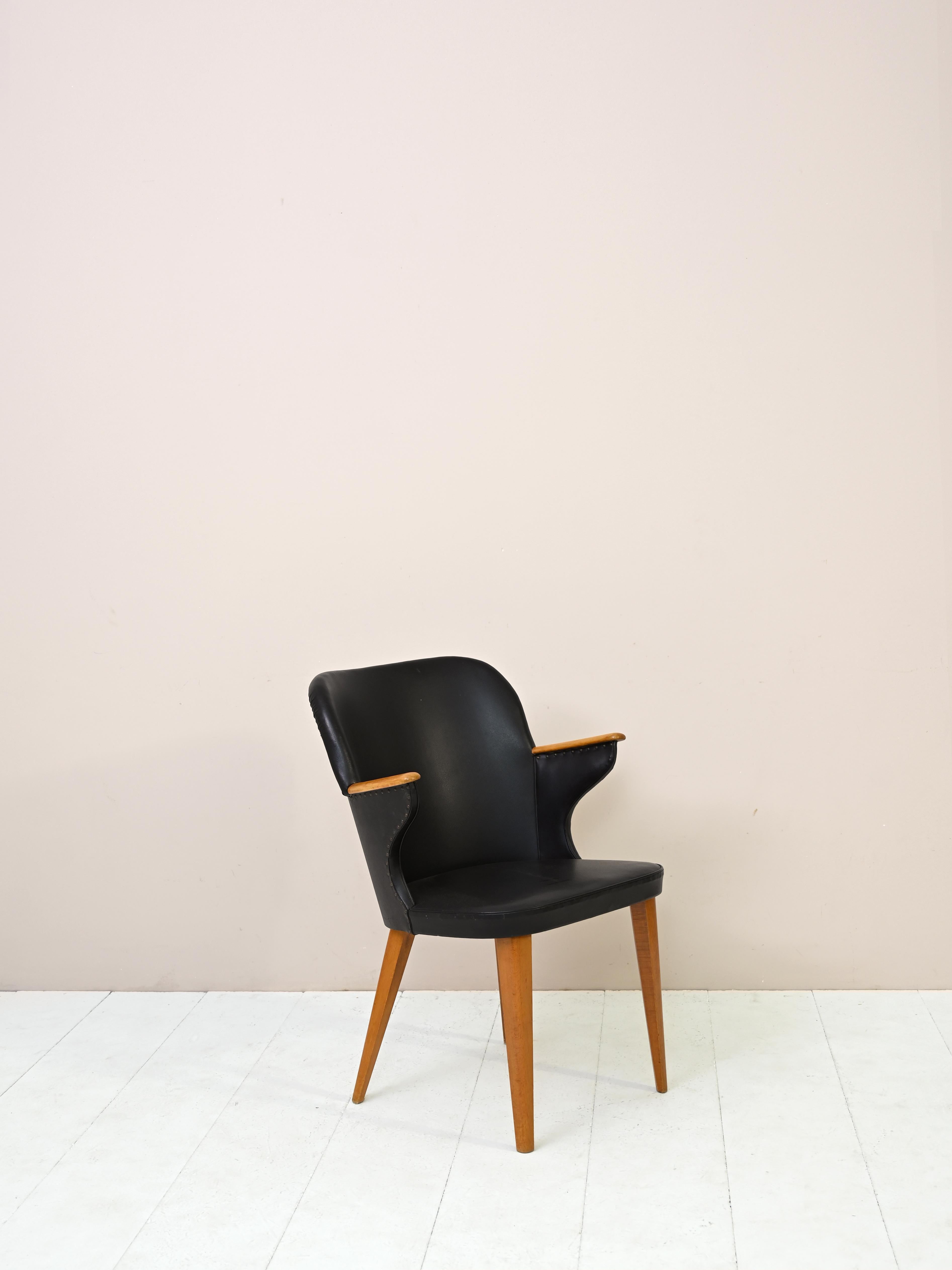 Skandinavischer Stuhl aus schwarzem Leder mit Armlehnen (Skandinavische Moderne) im Angebot