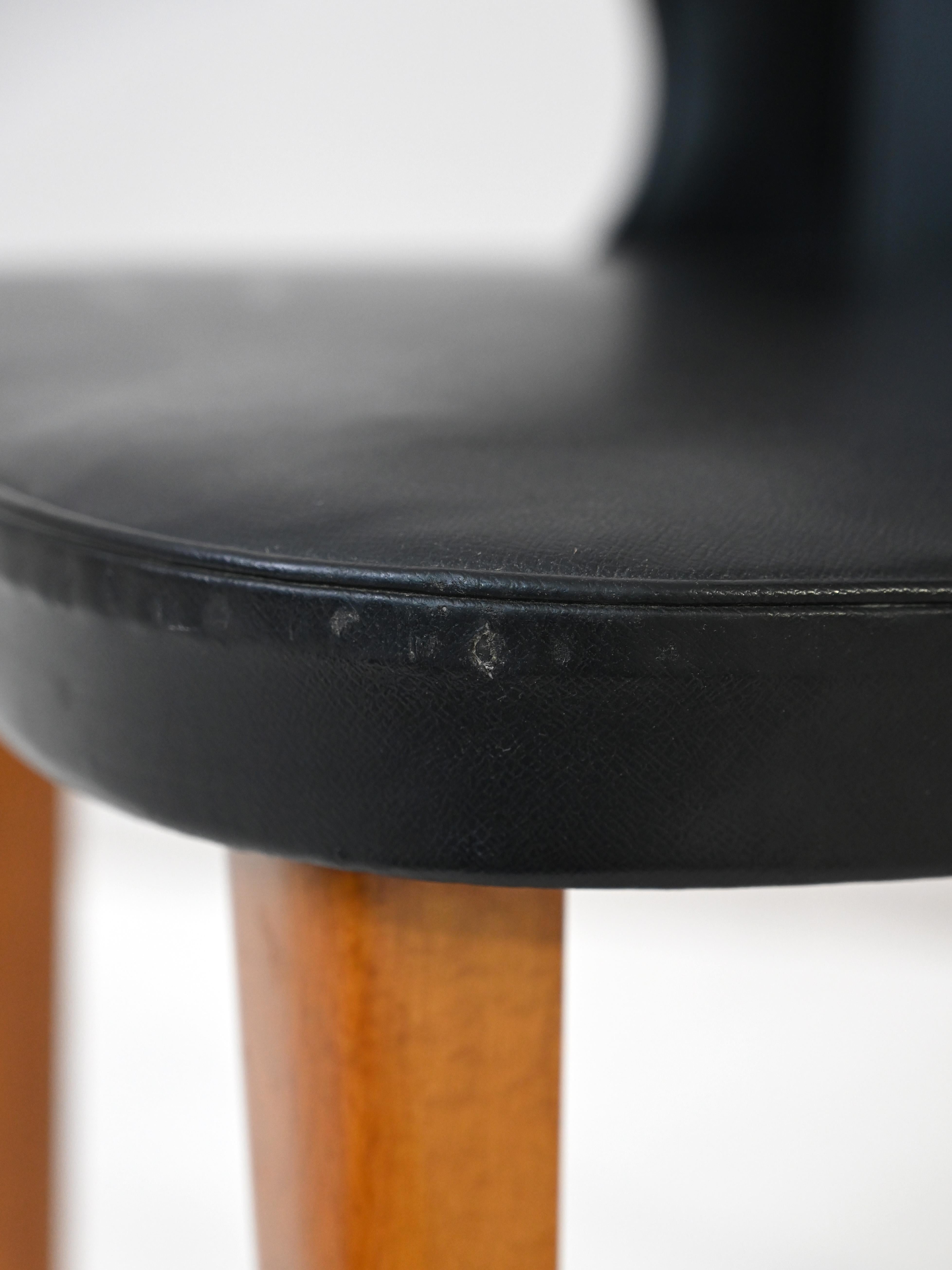 Chaise scandinave en similicuir noir avec accoudoirs Bon état à Brescia, IT