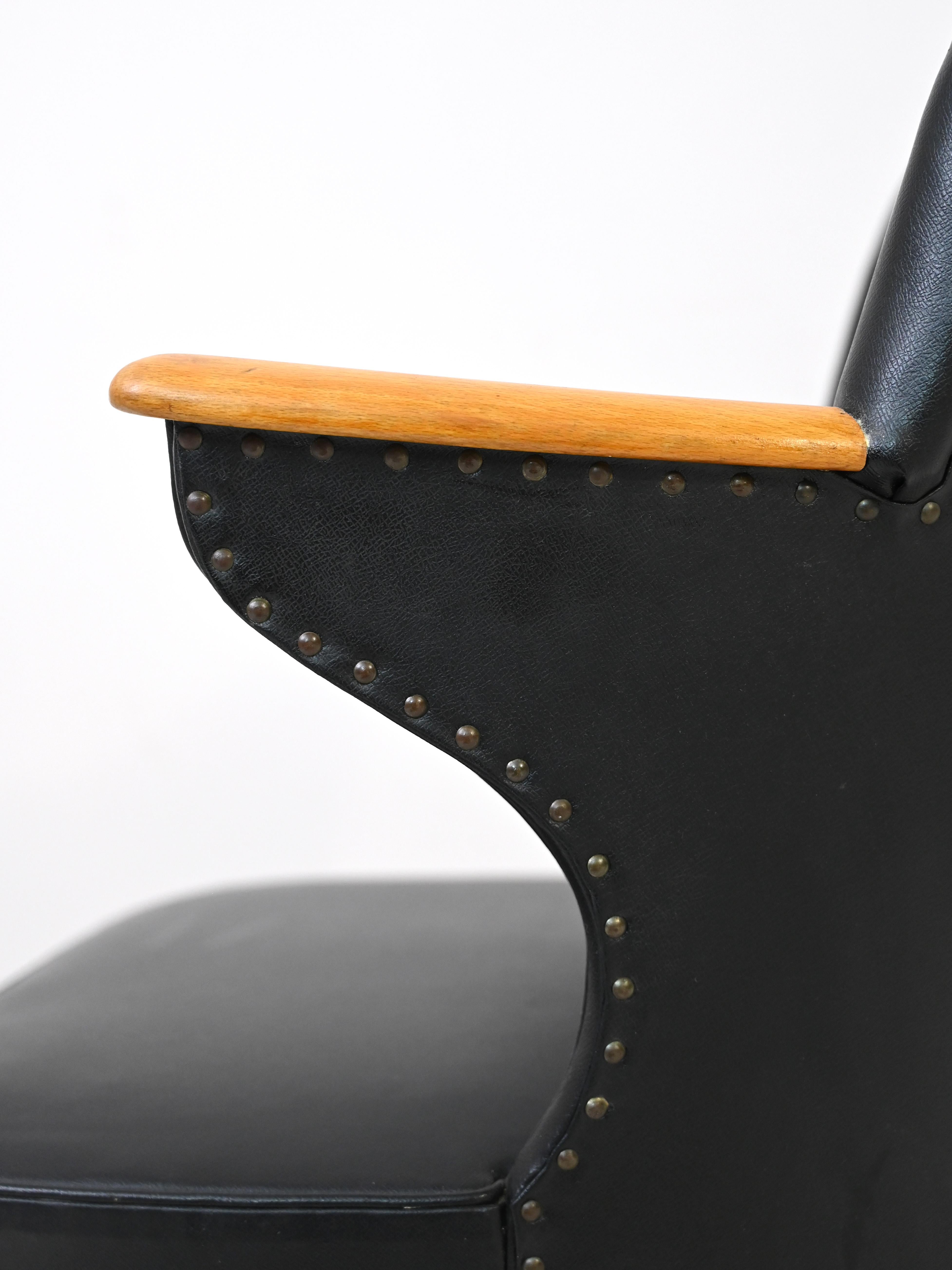 Skandinavischer Stuhl aus schwarzem Leder mit Armlehnen im Angebot 2