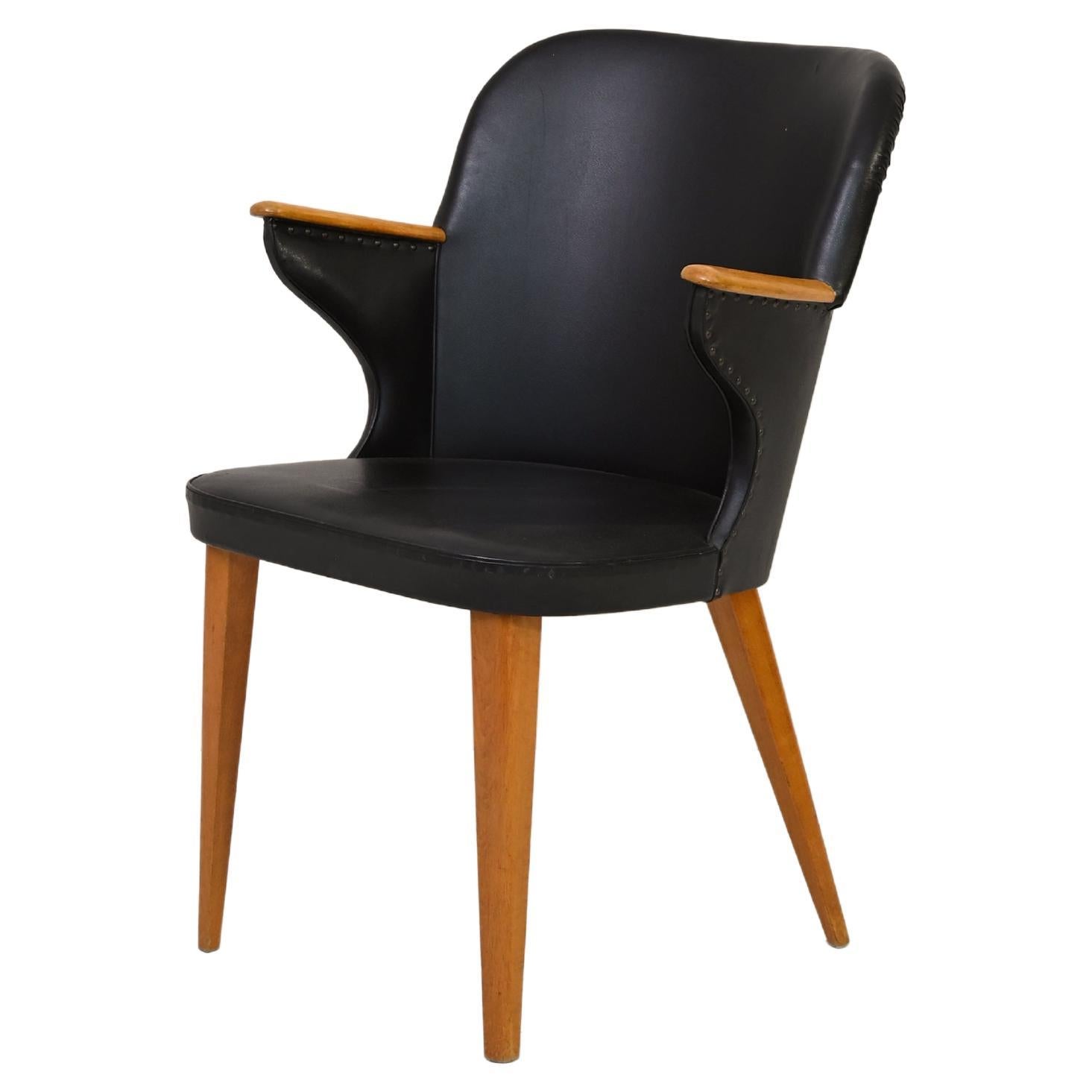 Skandinavischer Stuhl aus schwarzem Leder mit Armlehnen