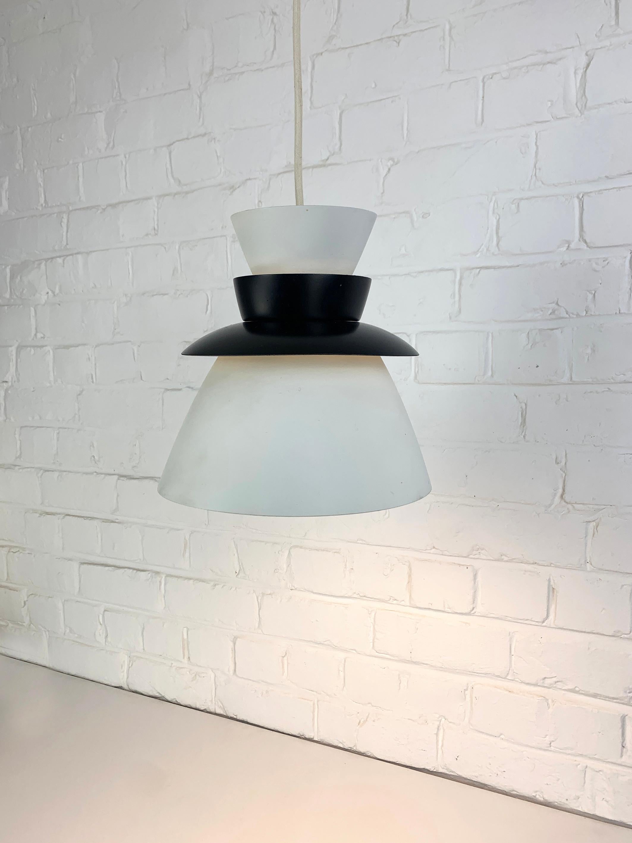 Scandinavian Black & White Pendant light, Mid-Century Modernism, Artek Finland In Good Condition For Sale In Brussels, Brussels