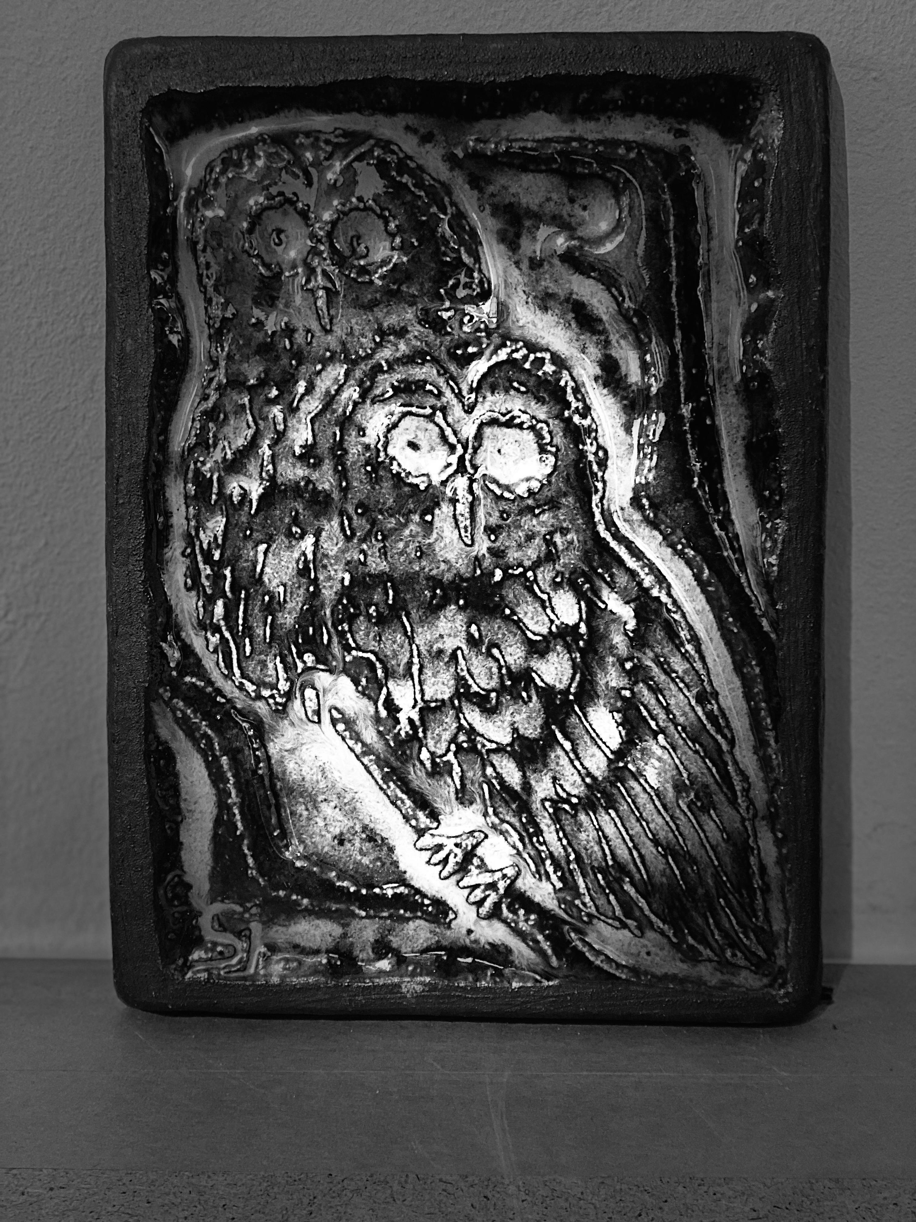 Placa mural vintage abstracta de cerámica de mediados de siglo para colgar en la pared de gres Esmaltado azul Relieve de búhos diseñada por Sven Aage Jensen y fabricada por Soholm en Dinamarca durante la década de 1970. Firmado en el anverso y marca
