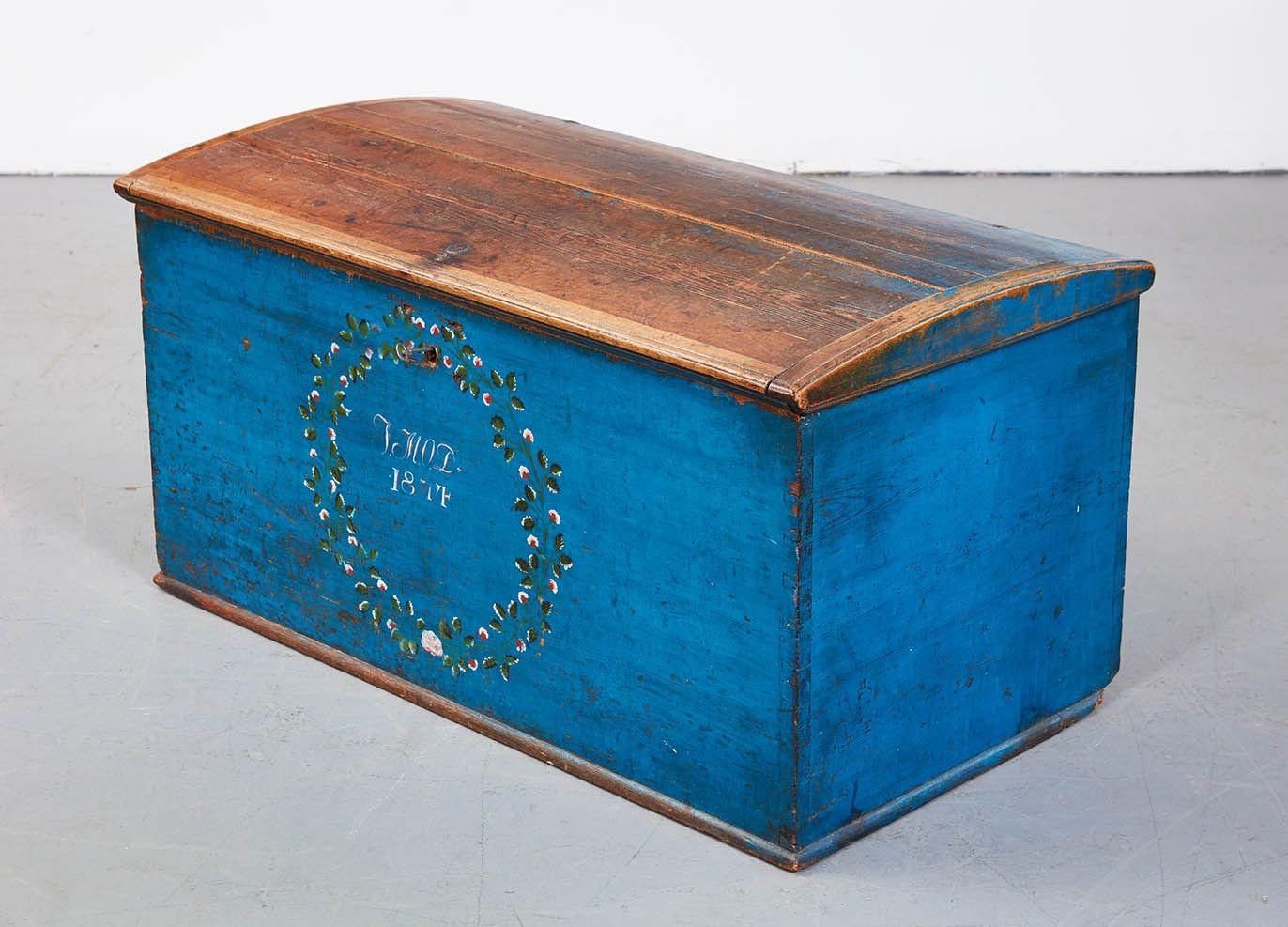 Merveilleux coffre à mariage scandinave peint en bleu au 19e siècle, portant les initiales du propriétaire et daté de 1874, le dessus bombé avec des extrémités clivées, la boîte à queue d'aronde avec une boîte à bougies à l'intérieur qui sert