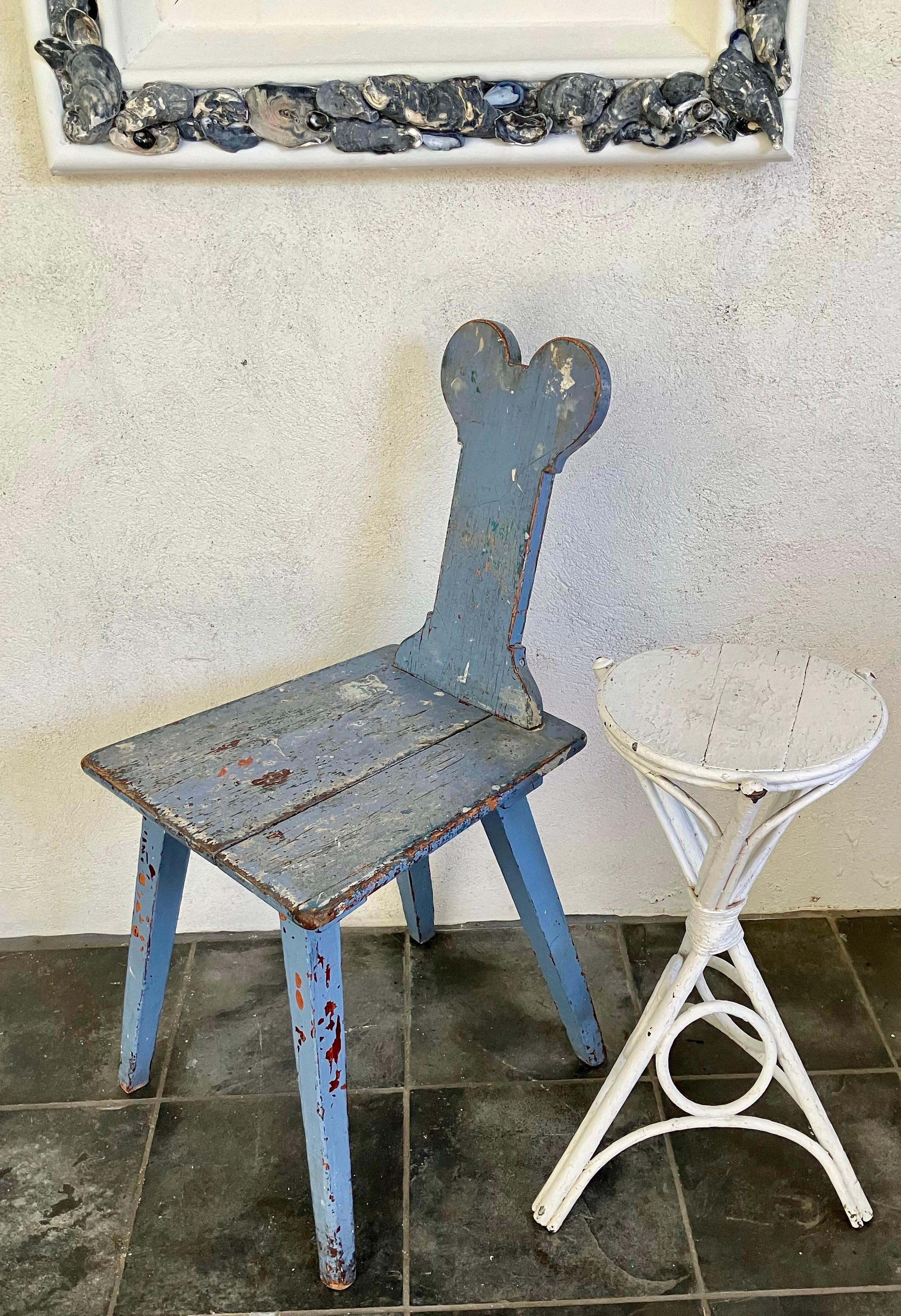 Skandinavischer blau lackierter Stuhl. Blau lackierter Holzstuhl im Vintage-Stil mit geformter Rückenlehne, perfekt für das Bad.  Schweden, erstes Viertel des 20. Jahrhunderts.

Abmessungen: 34 3/4
