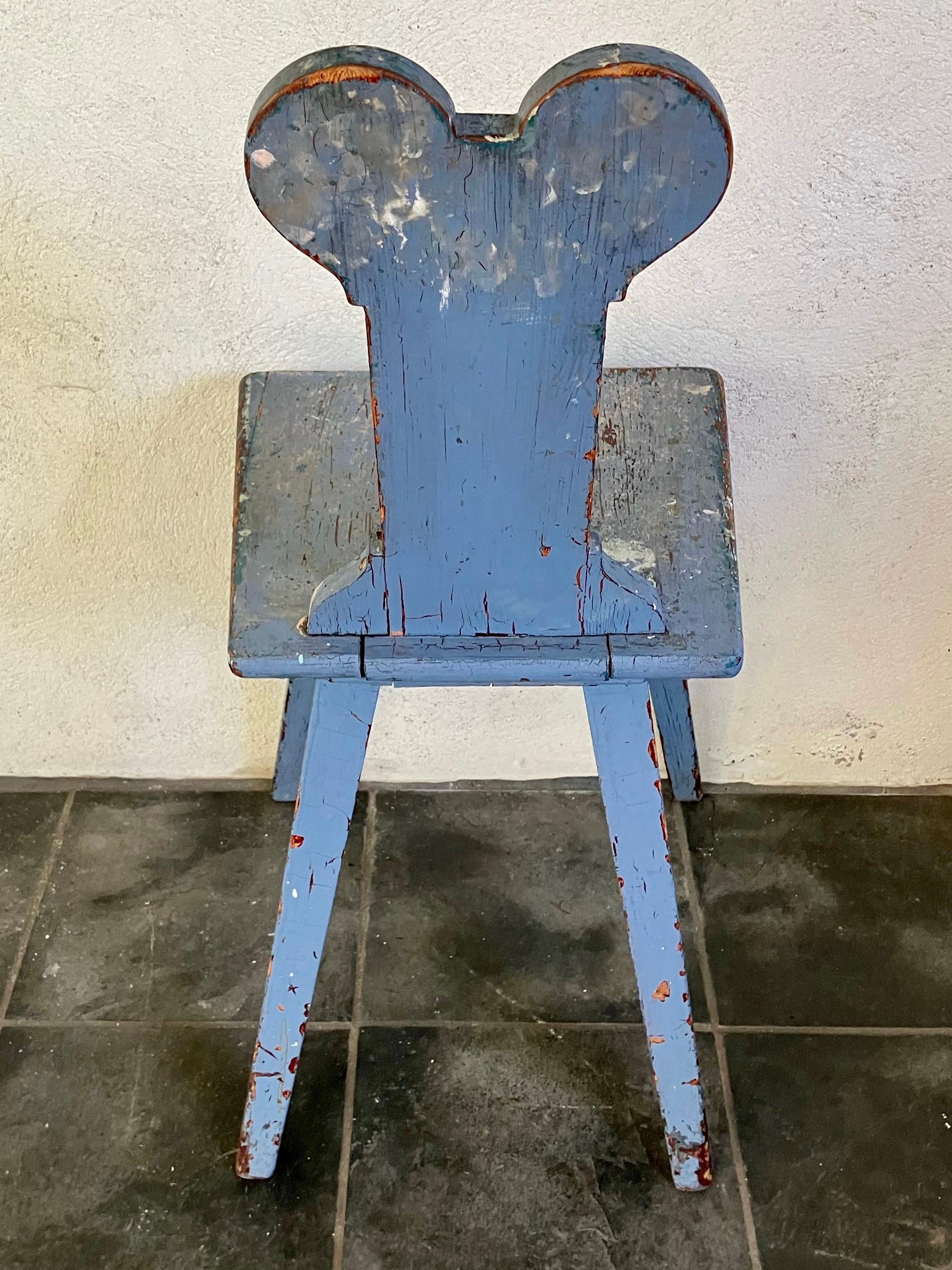 Skandinavischer blau lackierter Stuhl (Schwedisch) im Angebot
